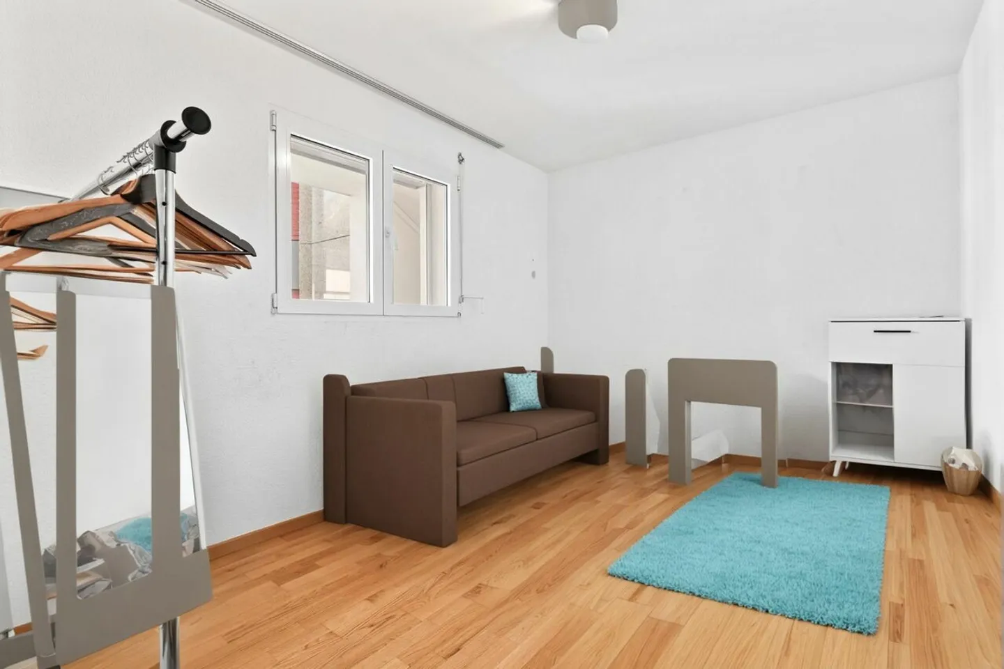 Bright 3.5 rooms with 2 parking spaces, wine cellar - Martigny center - Photo 7 of 13