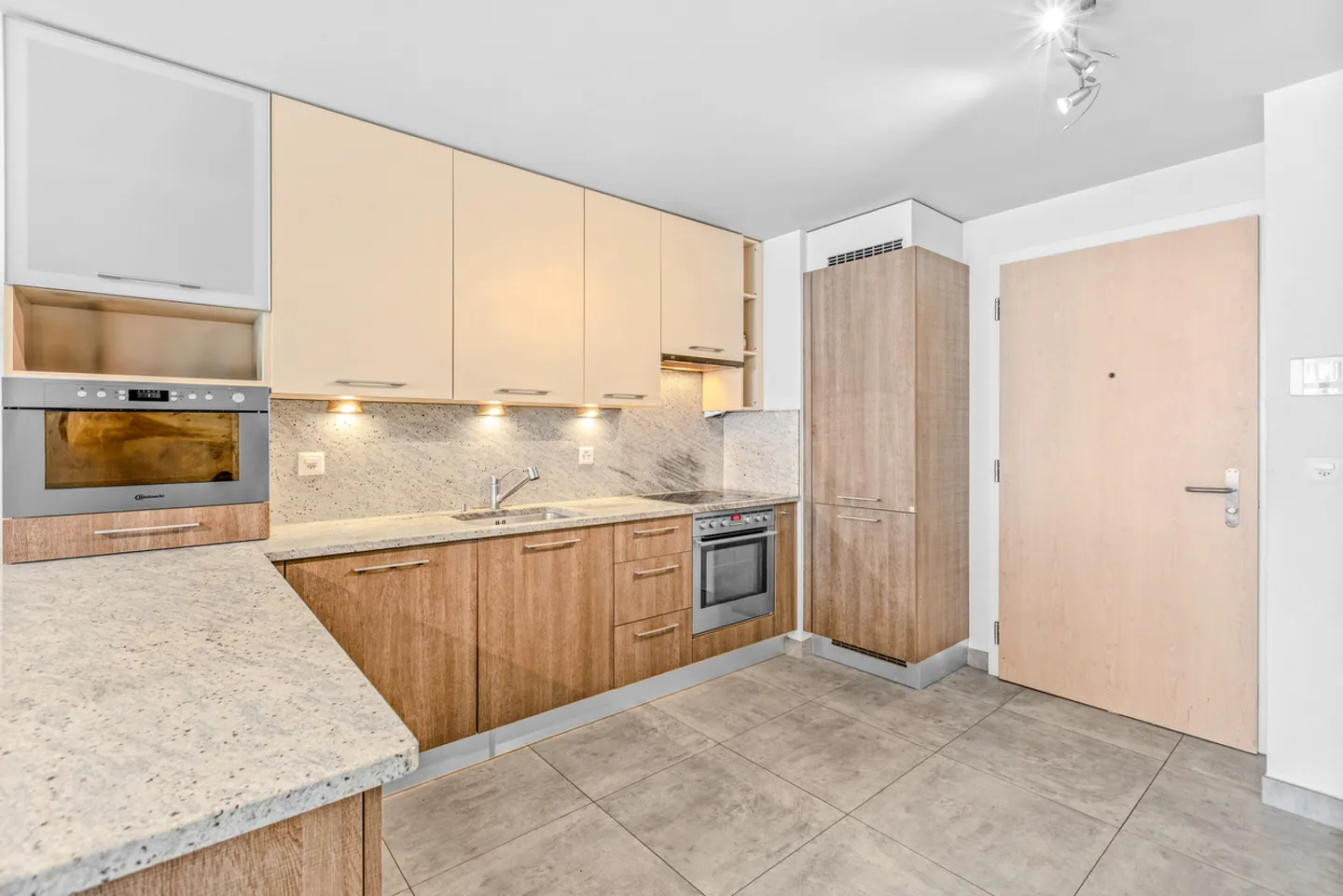 Bright 3.5 rooms with 2 parking spaces, wine cellar - Martigny center - Photo 5 of 13