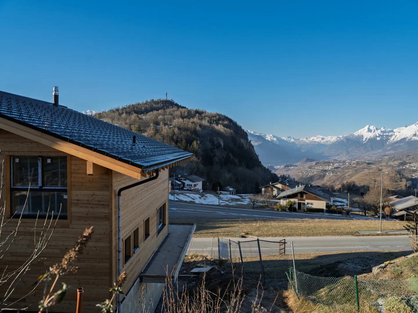 A contemporary haven facing the Alps - New chalet with 5 bedrooms in Lens - Photo 7 of 12