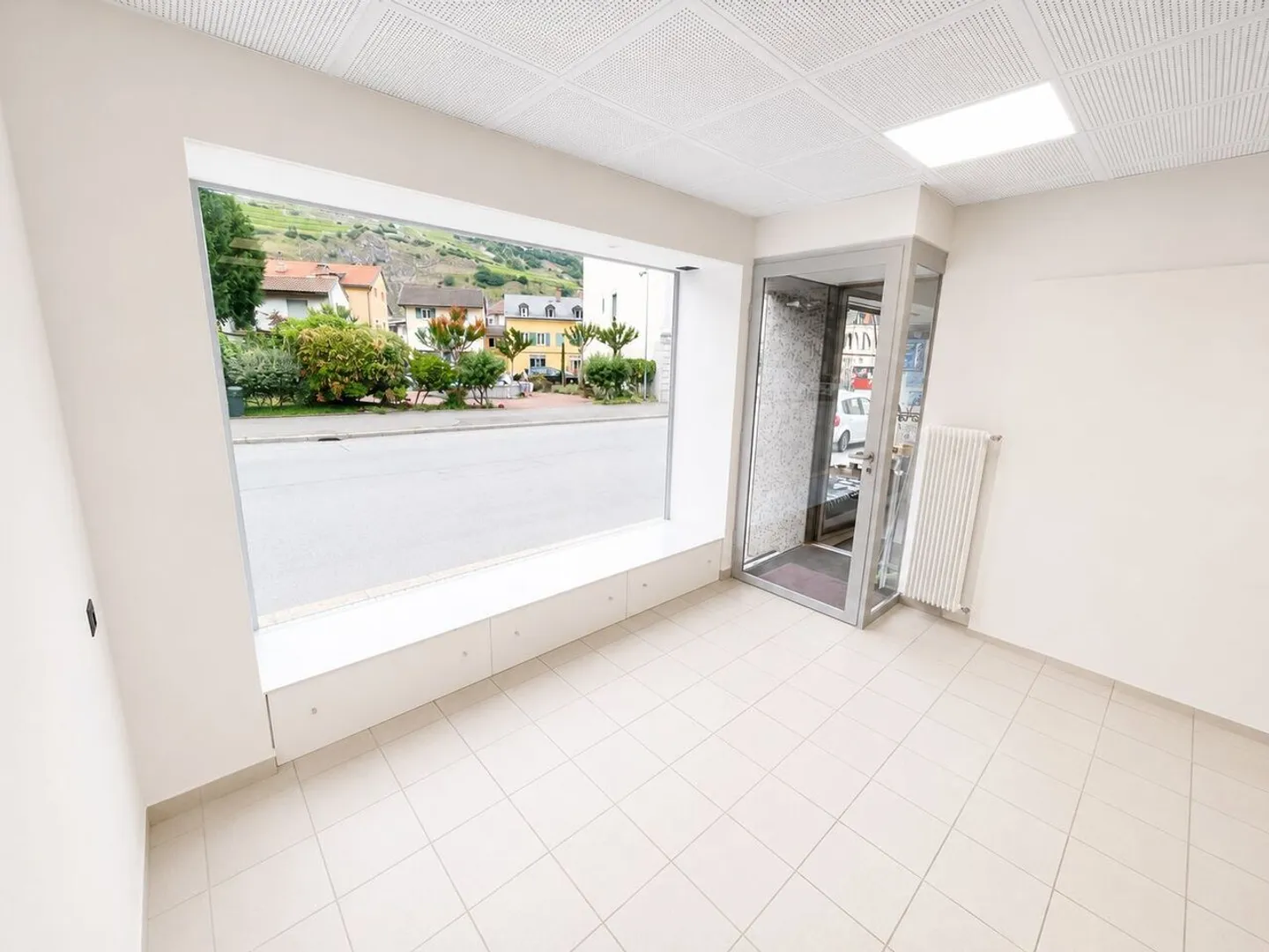 COMMERCIAL SPACE FOR RENT - MARTIGNY CENTER - Photo 2 of 3