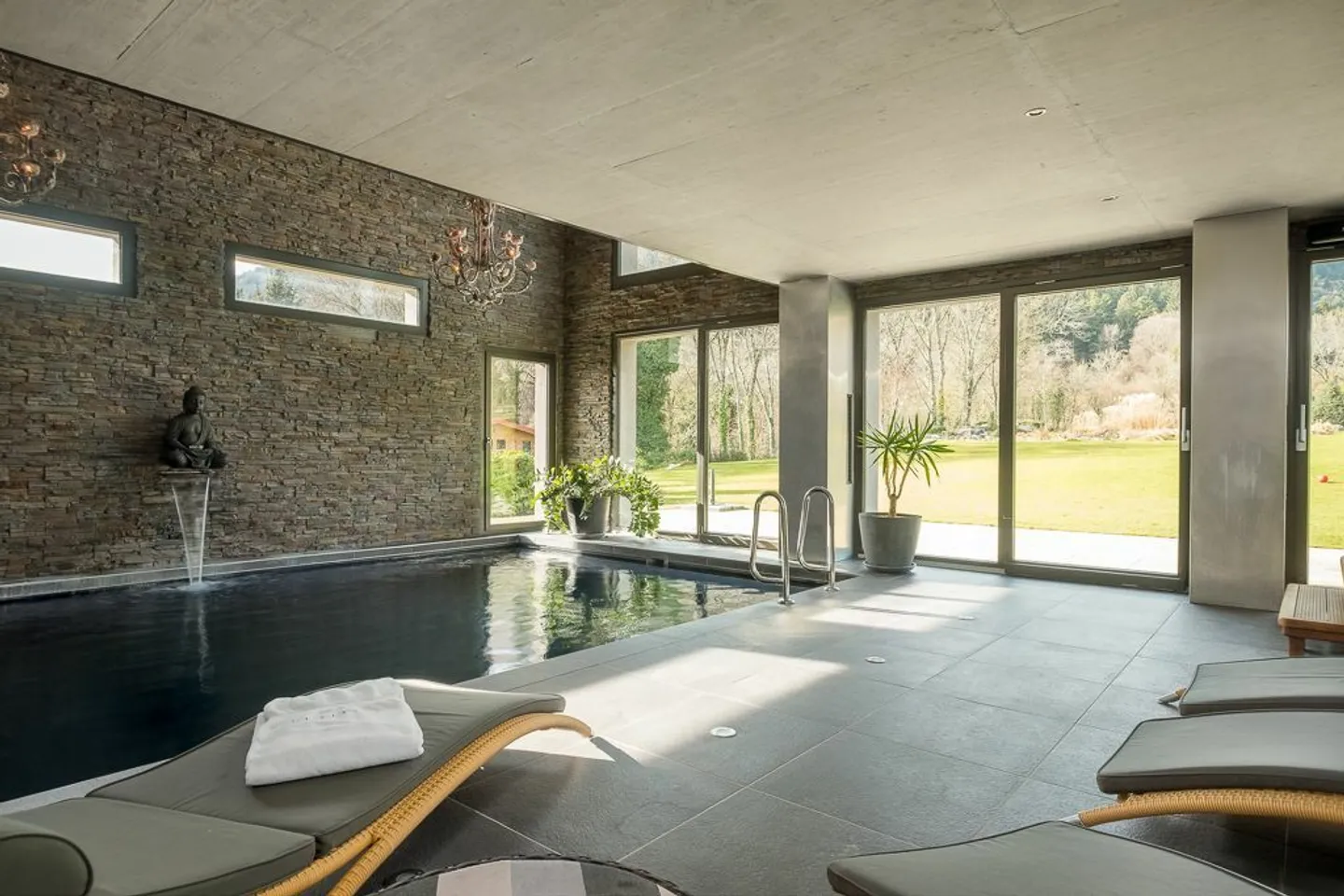 Casa con piscina interna e ascensore a Montricher (12 stanze) - Foto 2 di 13