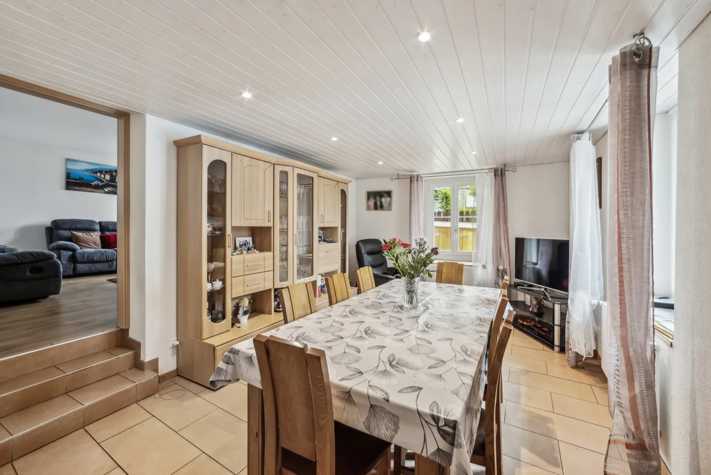 AUSSCHREIBUNG Großes renoviertes Haus mit zwei Wohnungen! - Foto 1 von 9