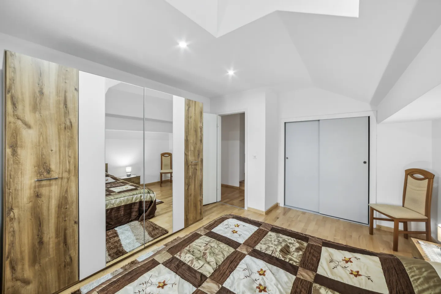 AUSSCHREIBUNG Großes renoviertes Haus mit zwei Wohnungen! - Foto 8 von 9
