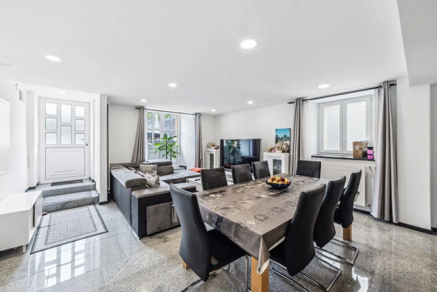 AUSSCHREIBUNG Großes renoviertes Haus mit zwei Wohnungen! - Foto 2 von 9