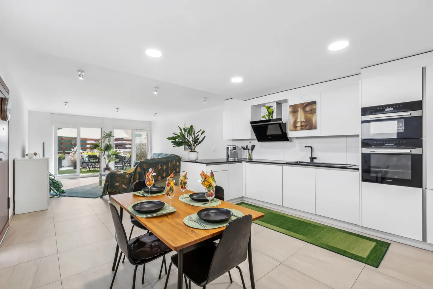 Apartment with large rooms, balconies, terrace, 3 parking spaces - Photo 2 of 9