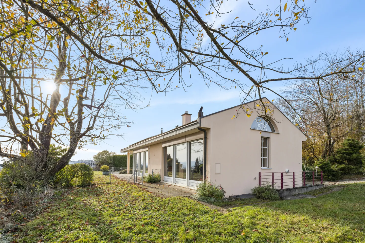 Maison d'architecte - Emplacement rare et vue imprenable sur le lac - Photo 3 sur 9