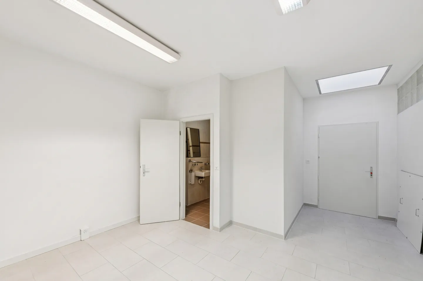 commercial space open to various activities - Photo 3 of 9