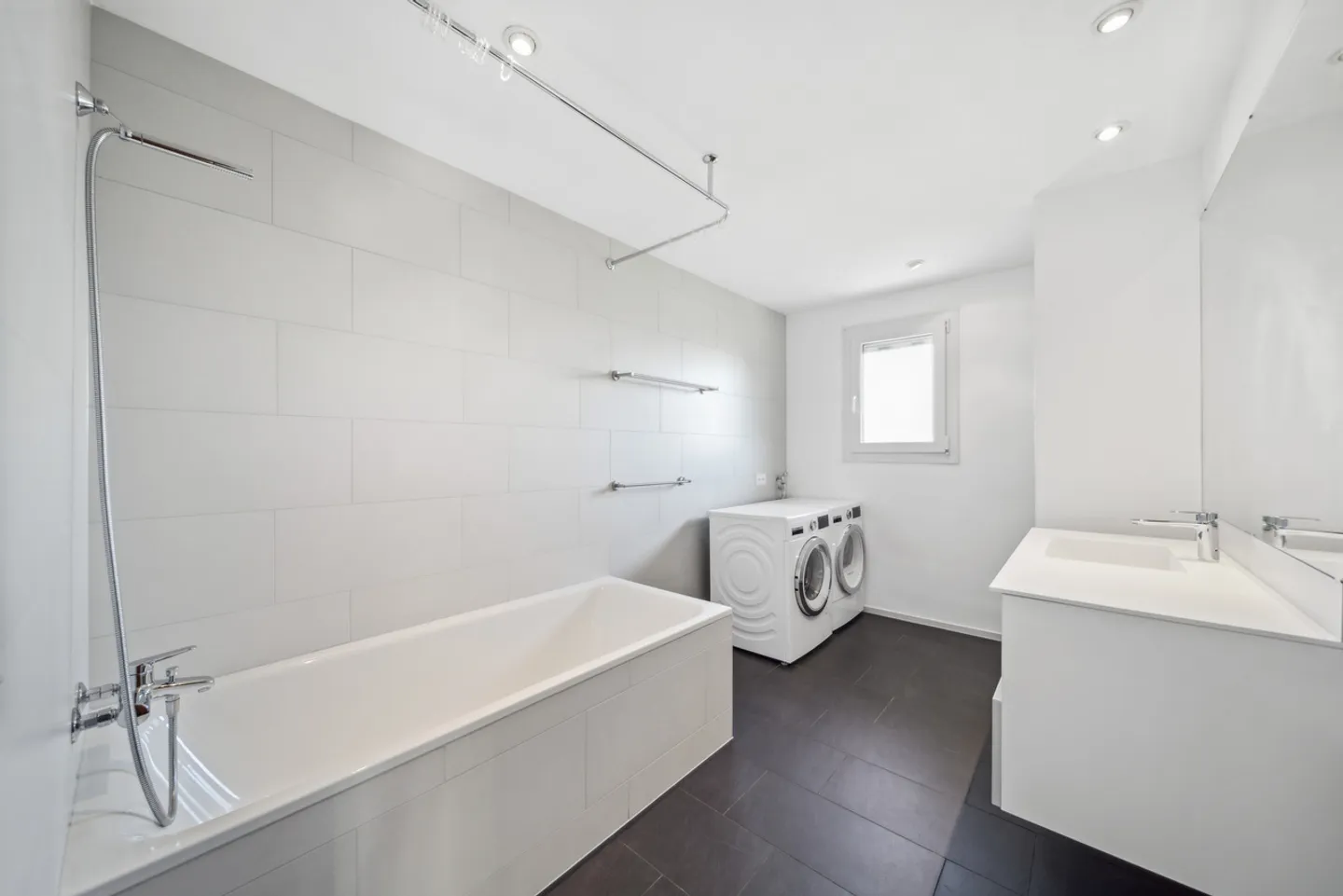 Beautiful development potential for this detached villa! - Photo 10 of 13