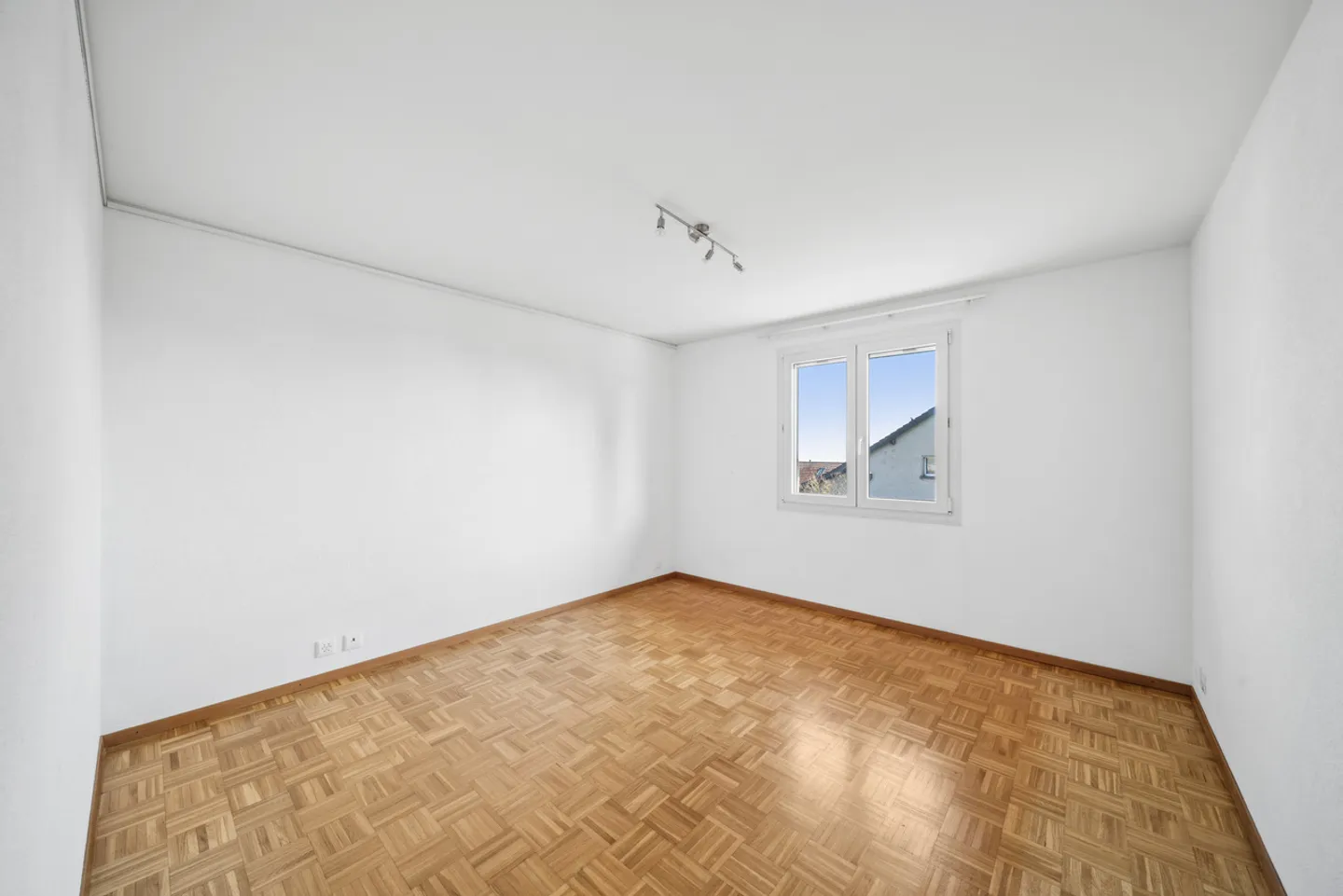 Beautiful development potential for this detached villa! - Photo 9 of 13