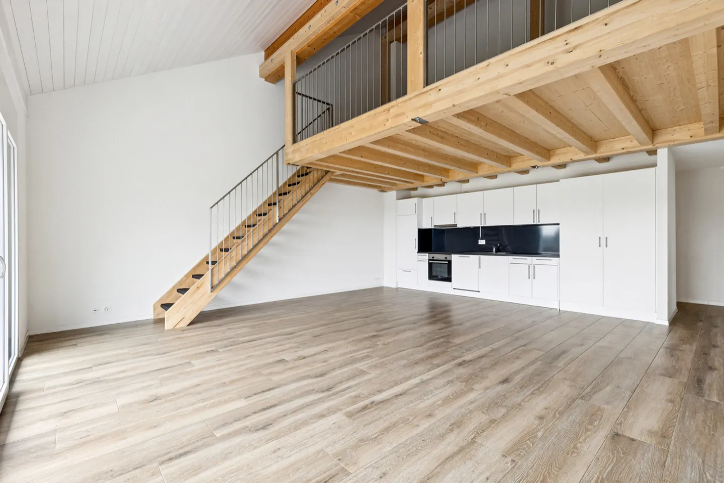 Bel appartement avec mezzanine - Photo 2 sur 13