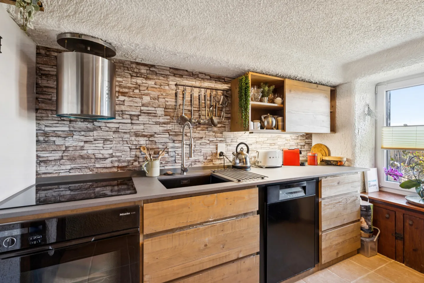 Maison villageoise de caractère située face au lac de Neuchâtel ! - Photo 3 of 13