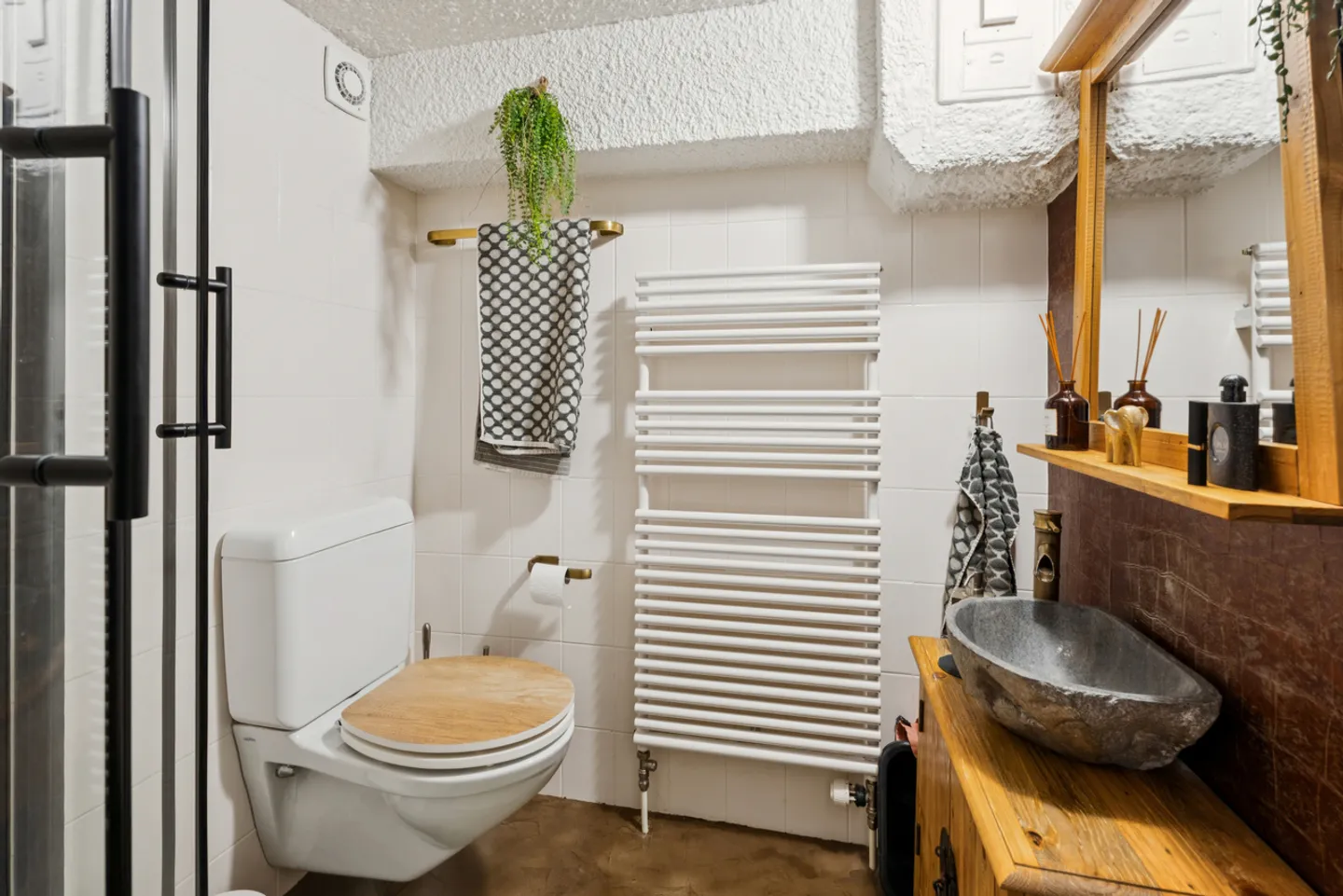 Maison villageoise de caractère située face au lac de Neuchâtel ! - Photo 9 of 13