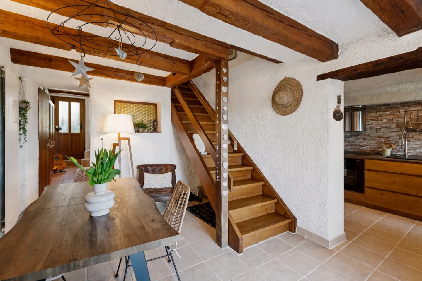 Maison villageoise de caractère située face au lac de Neuchâtel ! - Photo 5 of 13