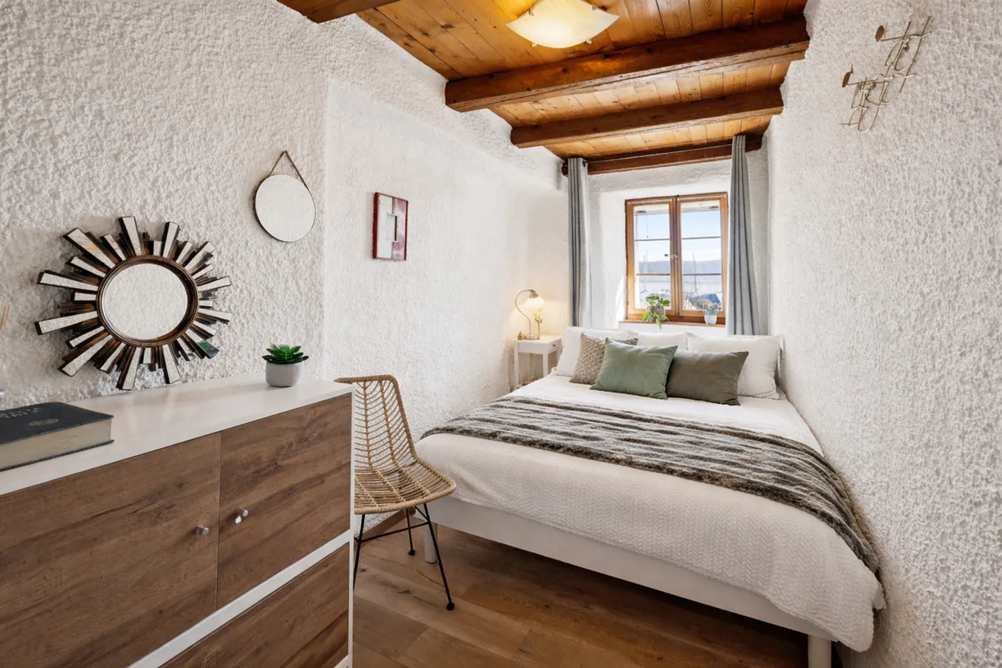 Maison villageoise de caractère située face au lac de Neuchâtel ! - Photo 6 of 13