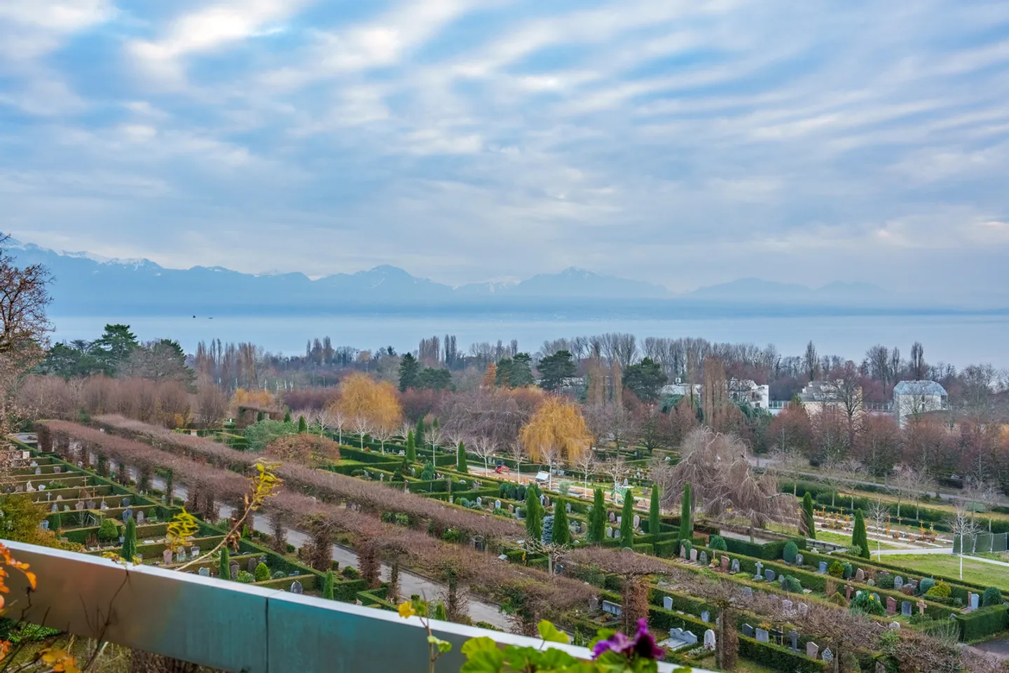 Penthouse in a quiet location with stunning views of the lake and mountains - Photo 2 of 13