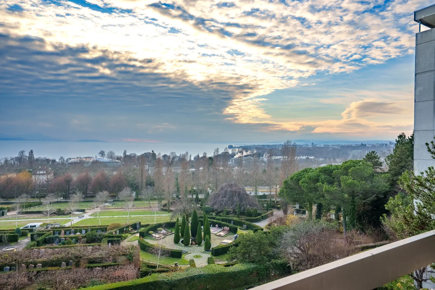 Penthouse in a quiet location with stunning views of the lake and mountains - Photo 1 of 13