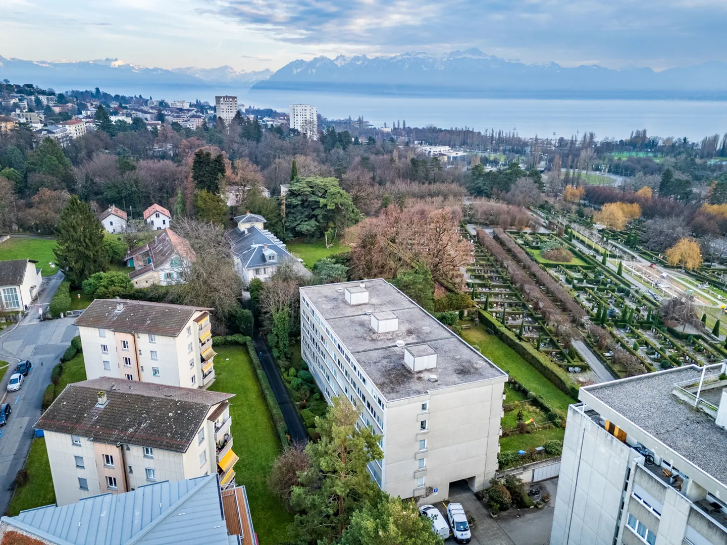 Penthouse in a quiet location with stunning views of the lake and mountains - Photo 11 of 13