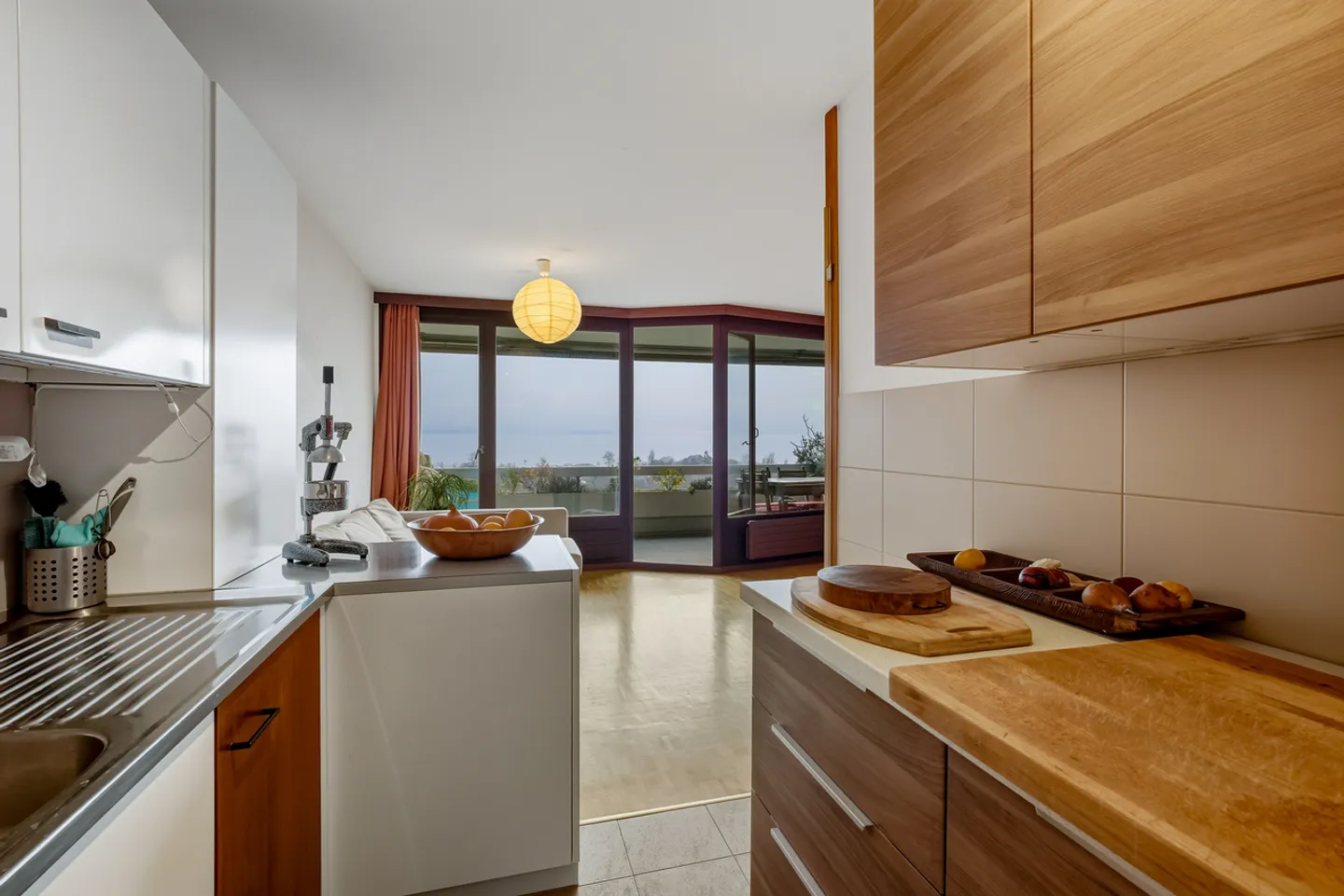 Penthouse in a quiet location with stunning views of the lake and mountains - Photo 6 of 13