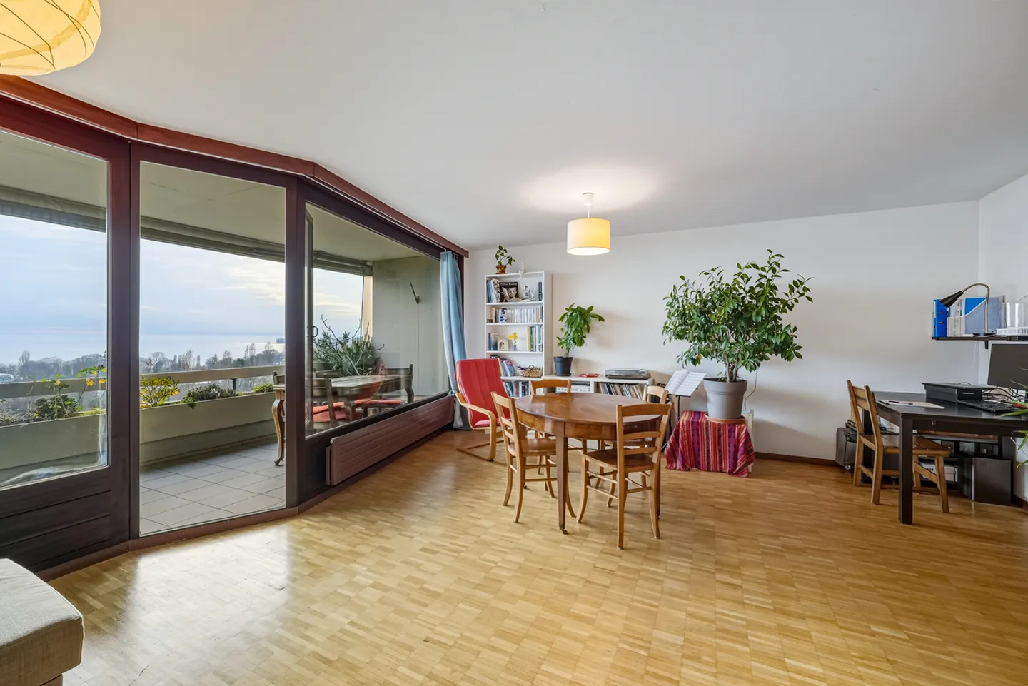 Penthouse in a quiet location with stunning views of the lake and mountains - Photo 4 of 13