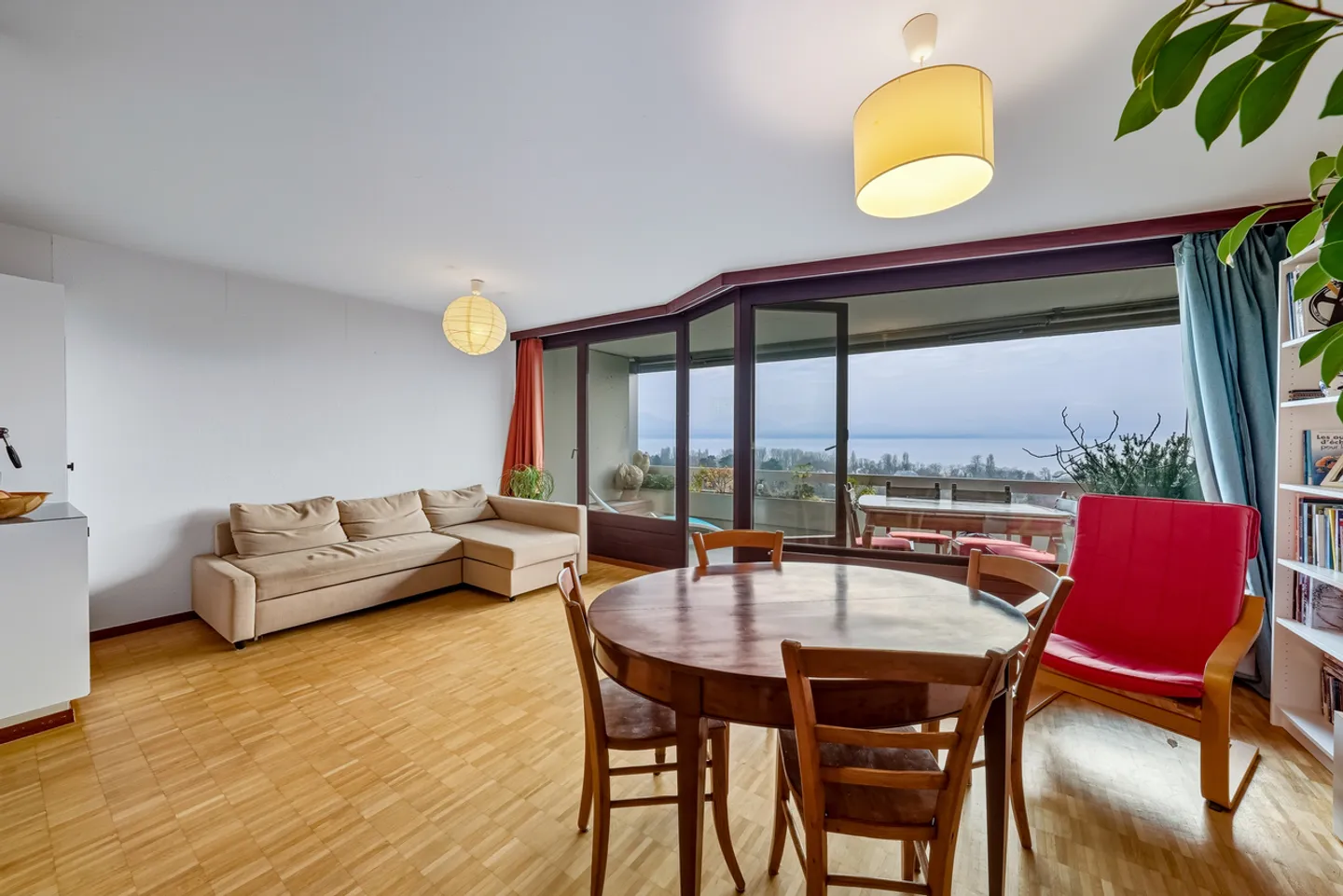 Penthouse in a quiet location with stunning views of the lake and mountains - Photo 3 of 13