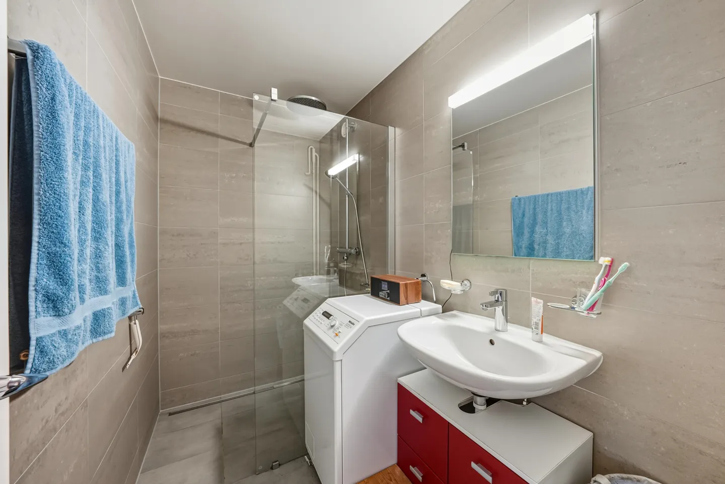 Penthouse in a quiet location with stunning views of the lake and mountains - Photo 10 of 13