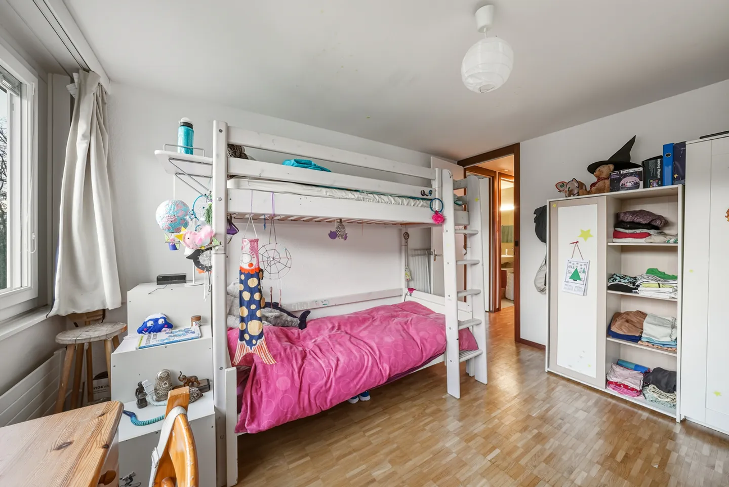 Penthouse in a quiet location with stunning views of the lake and mountains - Photo 9 of 13