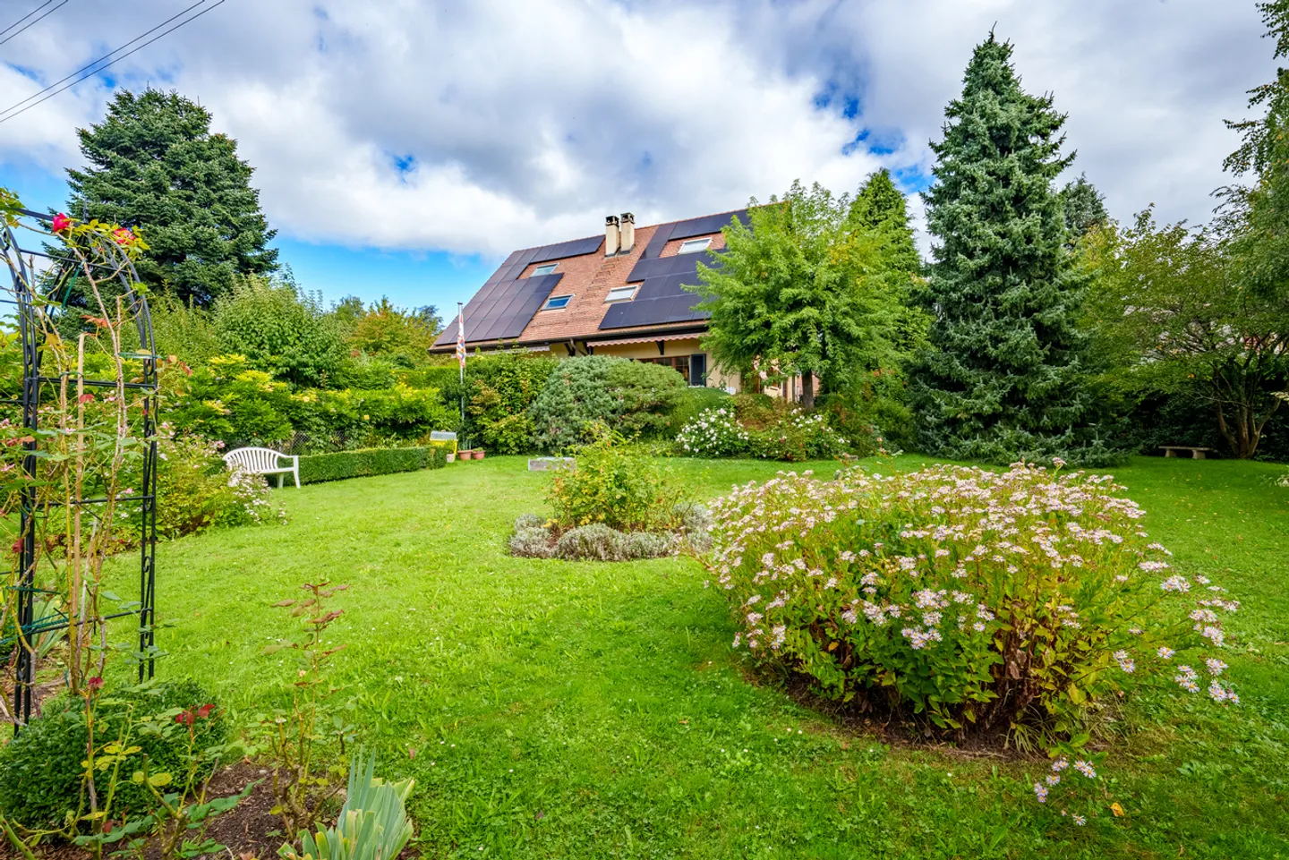 Charmante maison familiale dans un cadre de vie agréable et lumineux - Photo 2 of 13