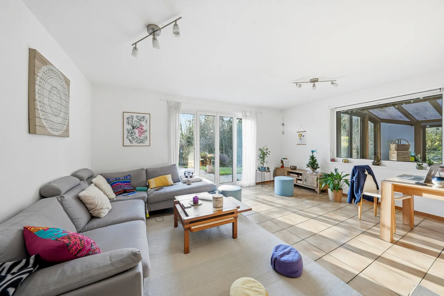 Spacious family home with large building plot - Photo 5 of 13