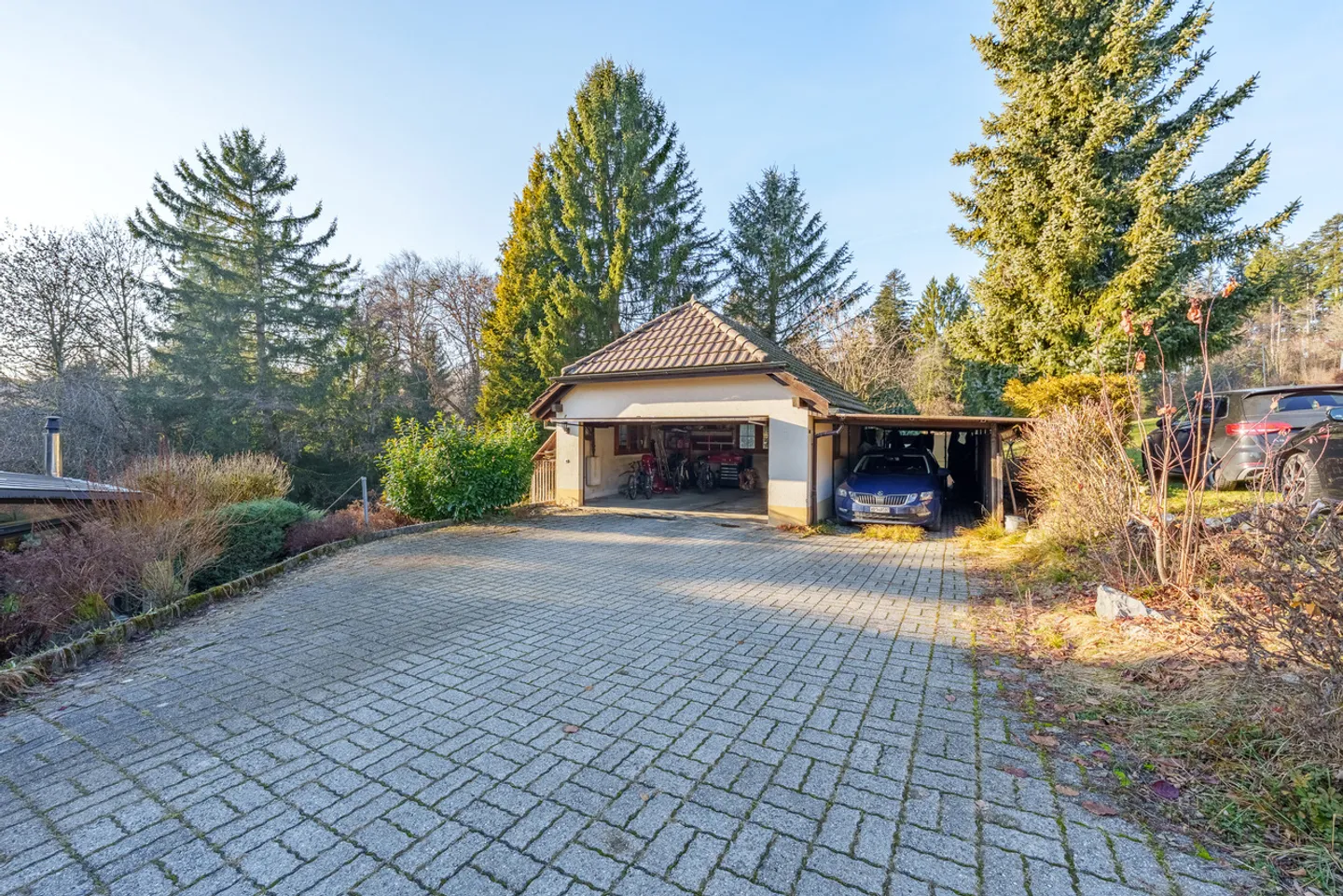 Spacious family home with large building plot - Photo 3 of 13