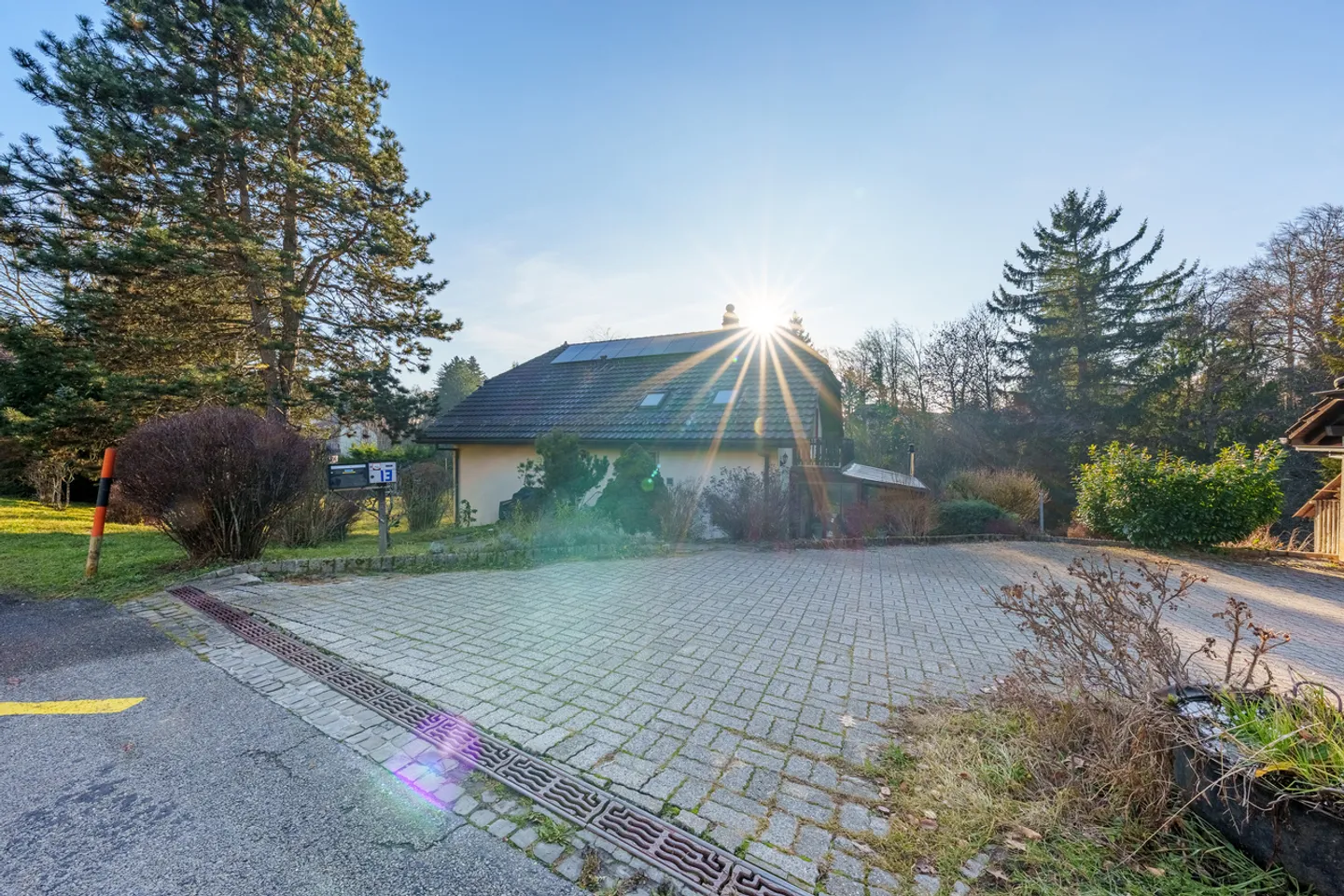 Spacious family home with large building plot - Photo 2 of 13