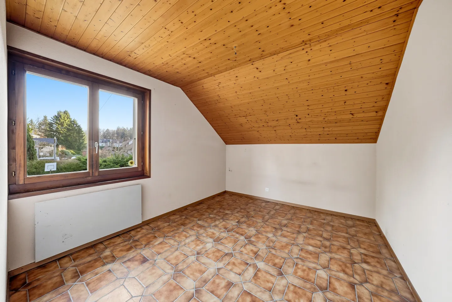 Spacious family home with large building plot - Photo 9 of 13