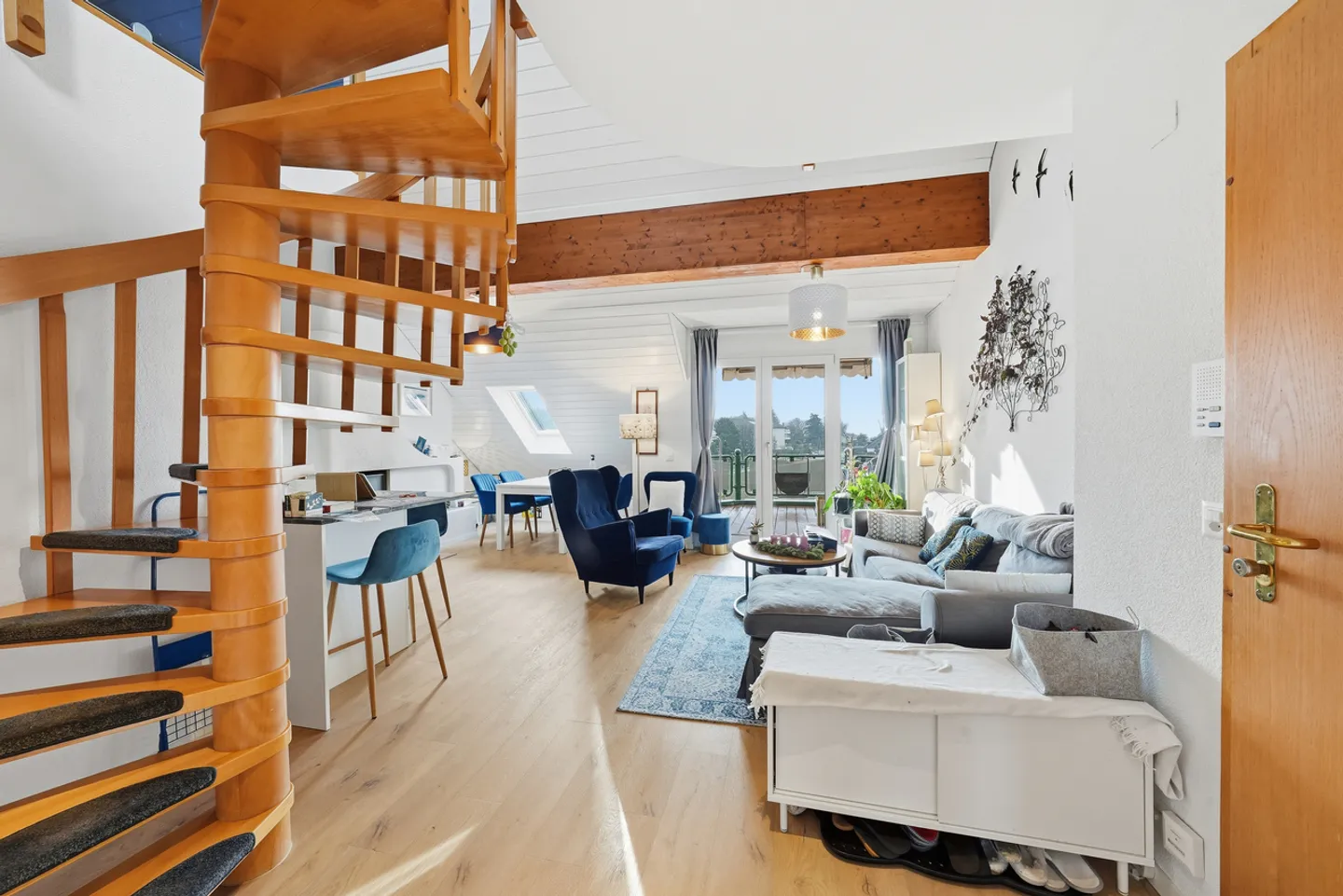 Charming Duplex Apartment with Lake View - Photo 2 of 13