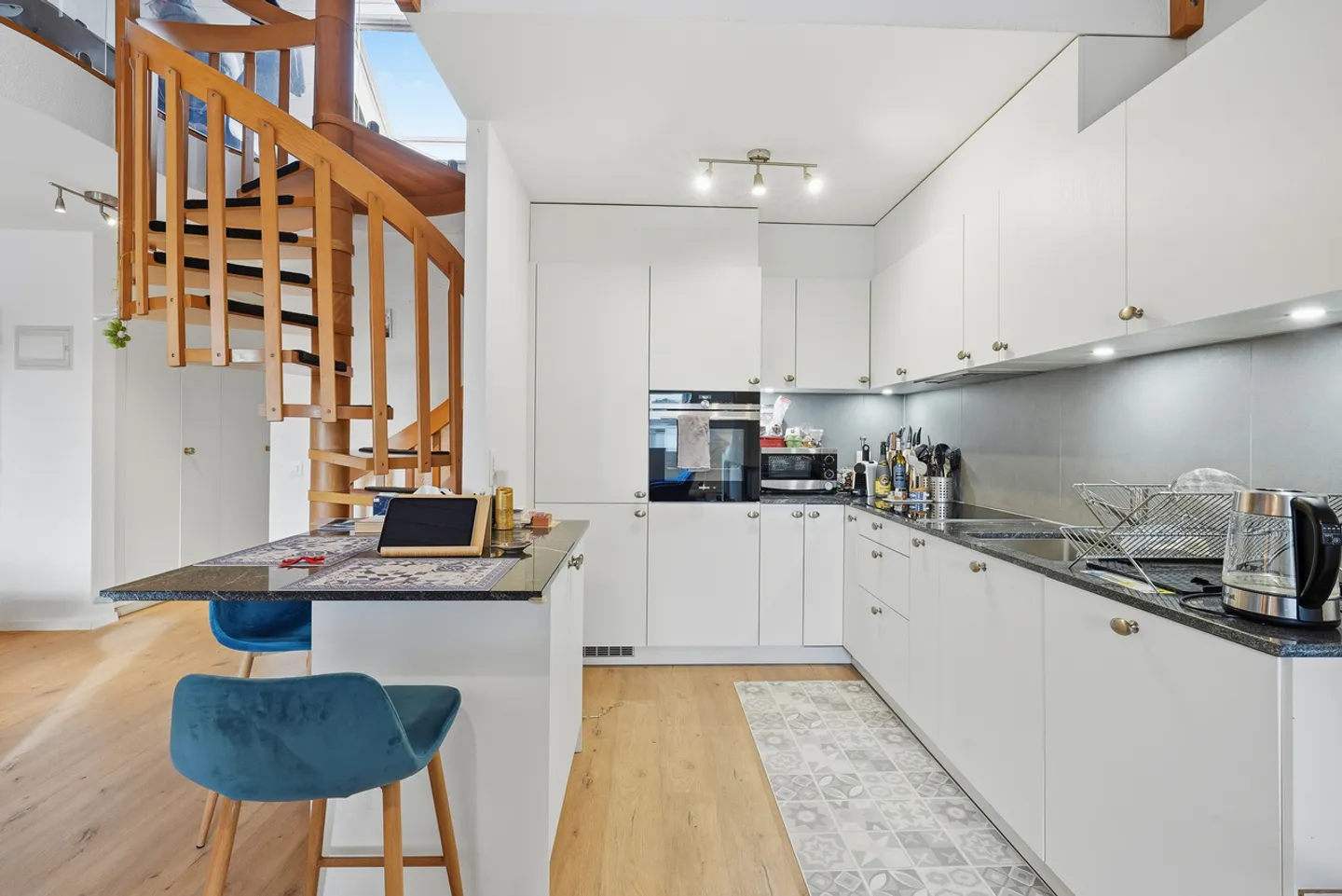 Charming Duplex Apartment with Lake View - Photo 5 of 13