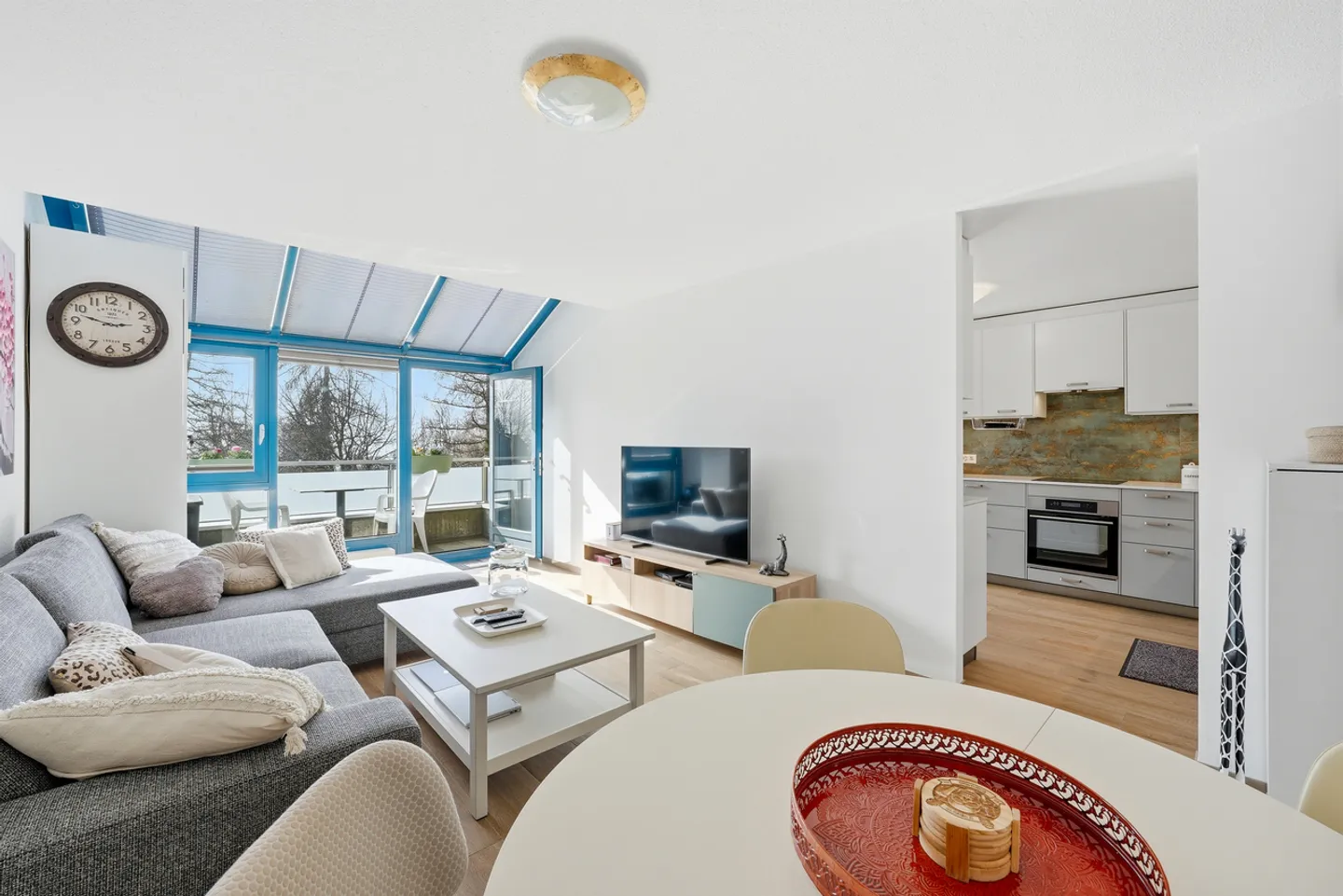 Fully renovated 2.5 room apartment close to everything - Photo 3 of 13