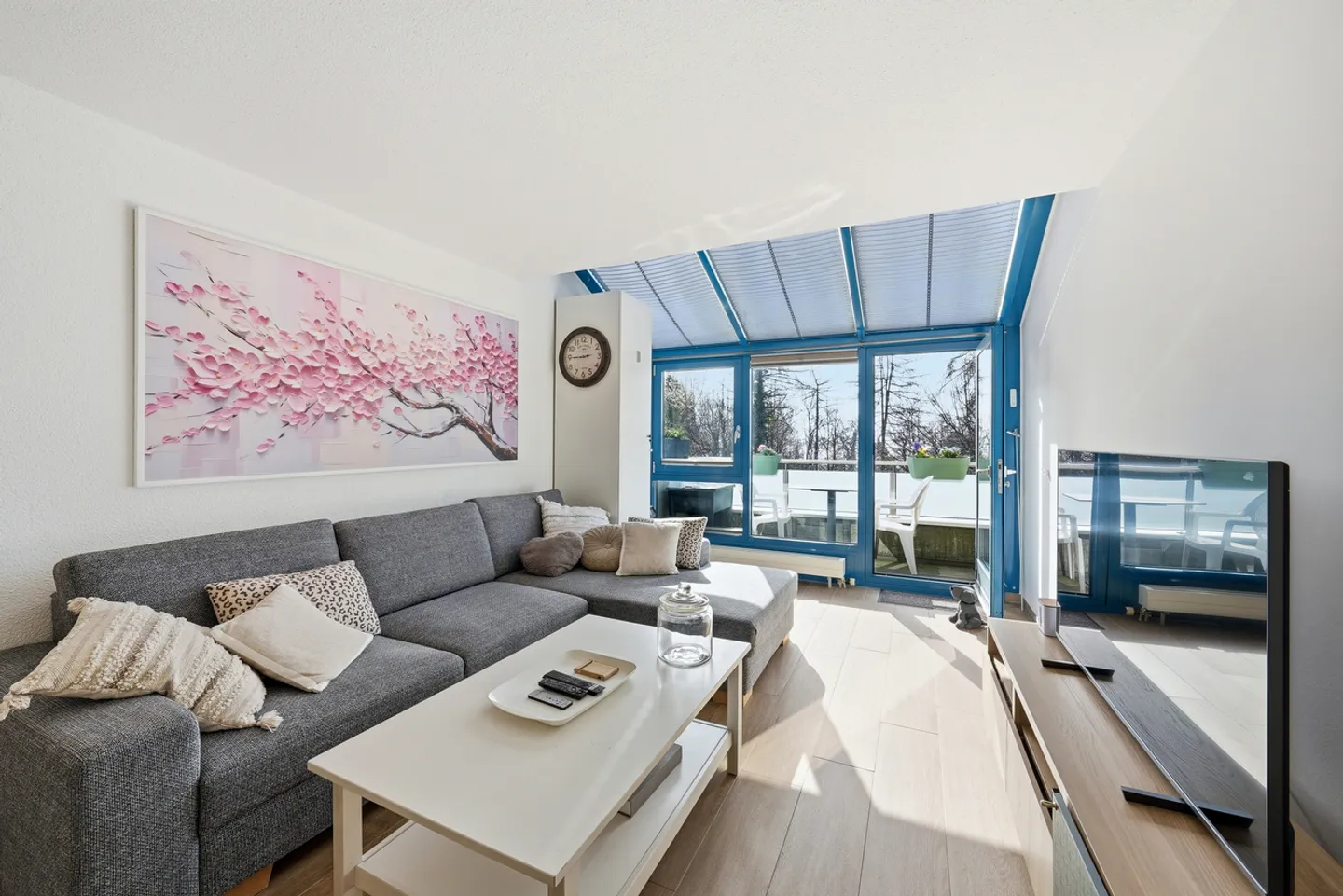 Fully renovated 2.5 room apartment close to everything - Photo 1 of 13