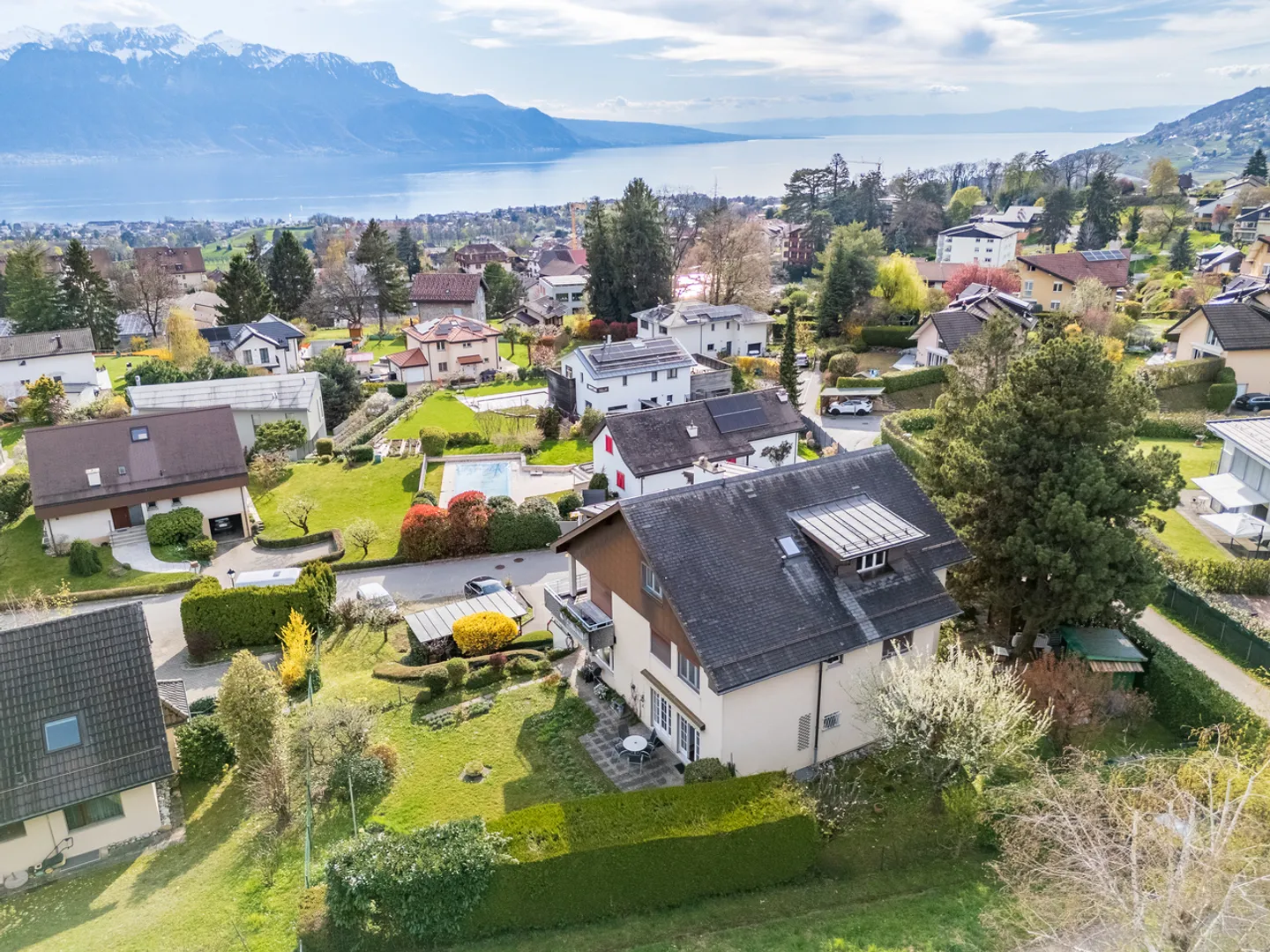 Appartamento di 4,5 locali con giardino, vista lago e montagne - Foto 1 di 13