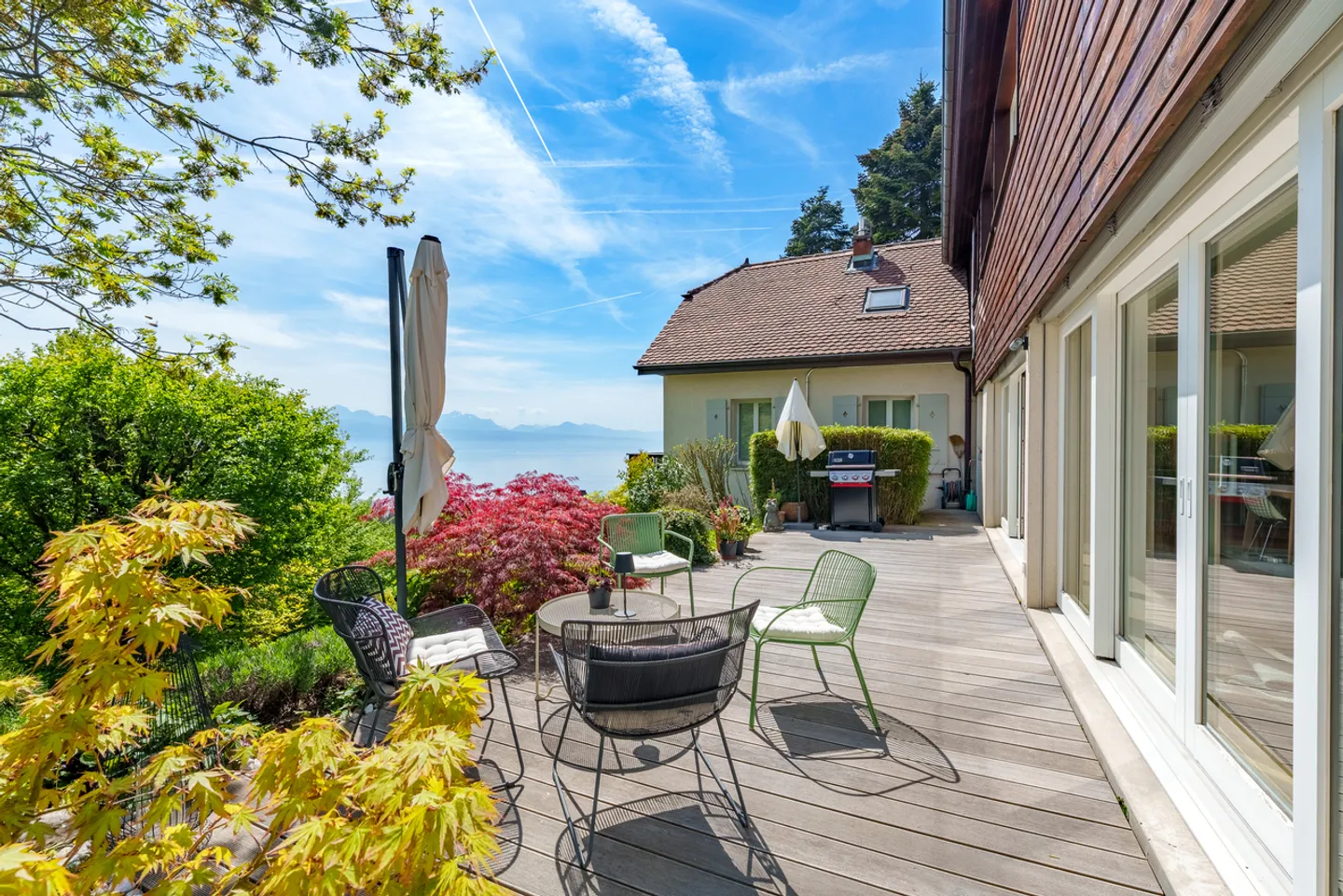 Large bright villa with lake view and rental yield - Photo 1 of 13