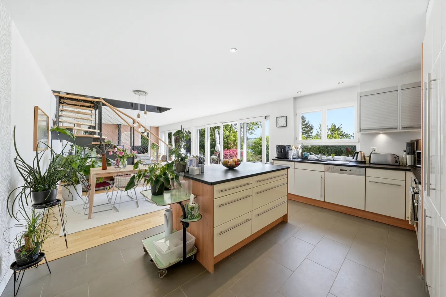 Large bright villa with lake view and rental yield - Photo 7 of 13