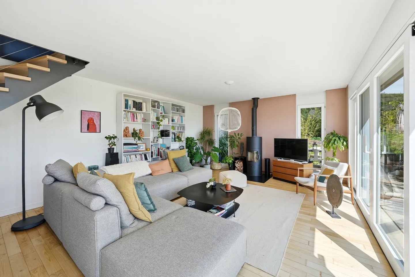 Large bright villa with lake view and rental yield - Photo 8 of 13