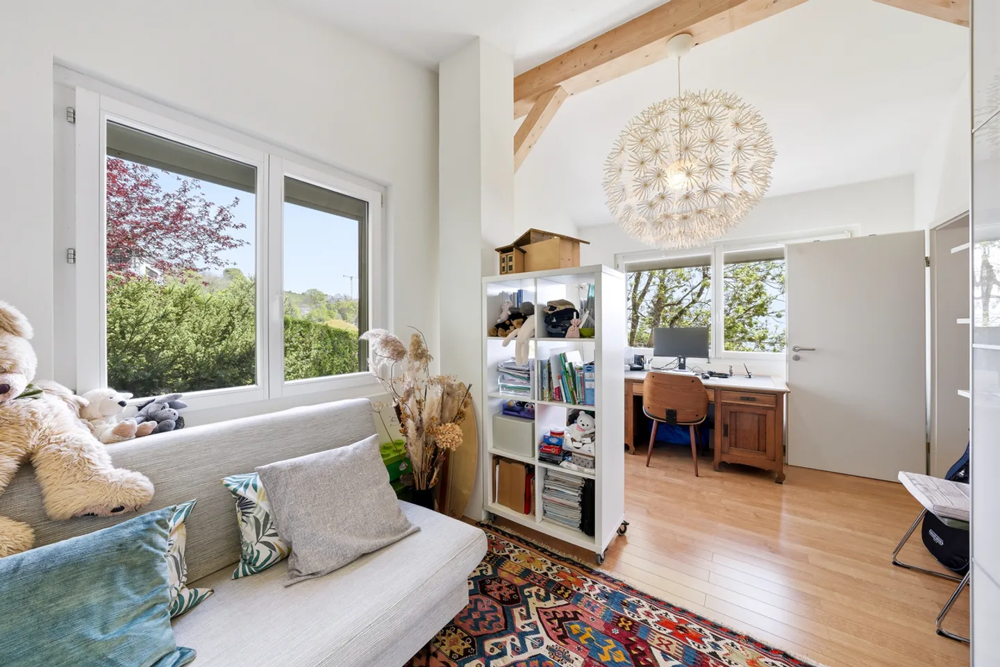 Large bright villa with lake view and rental yield - Photo 10 of 13