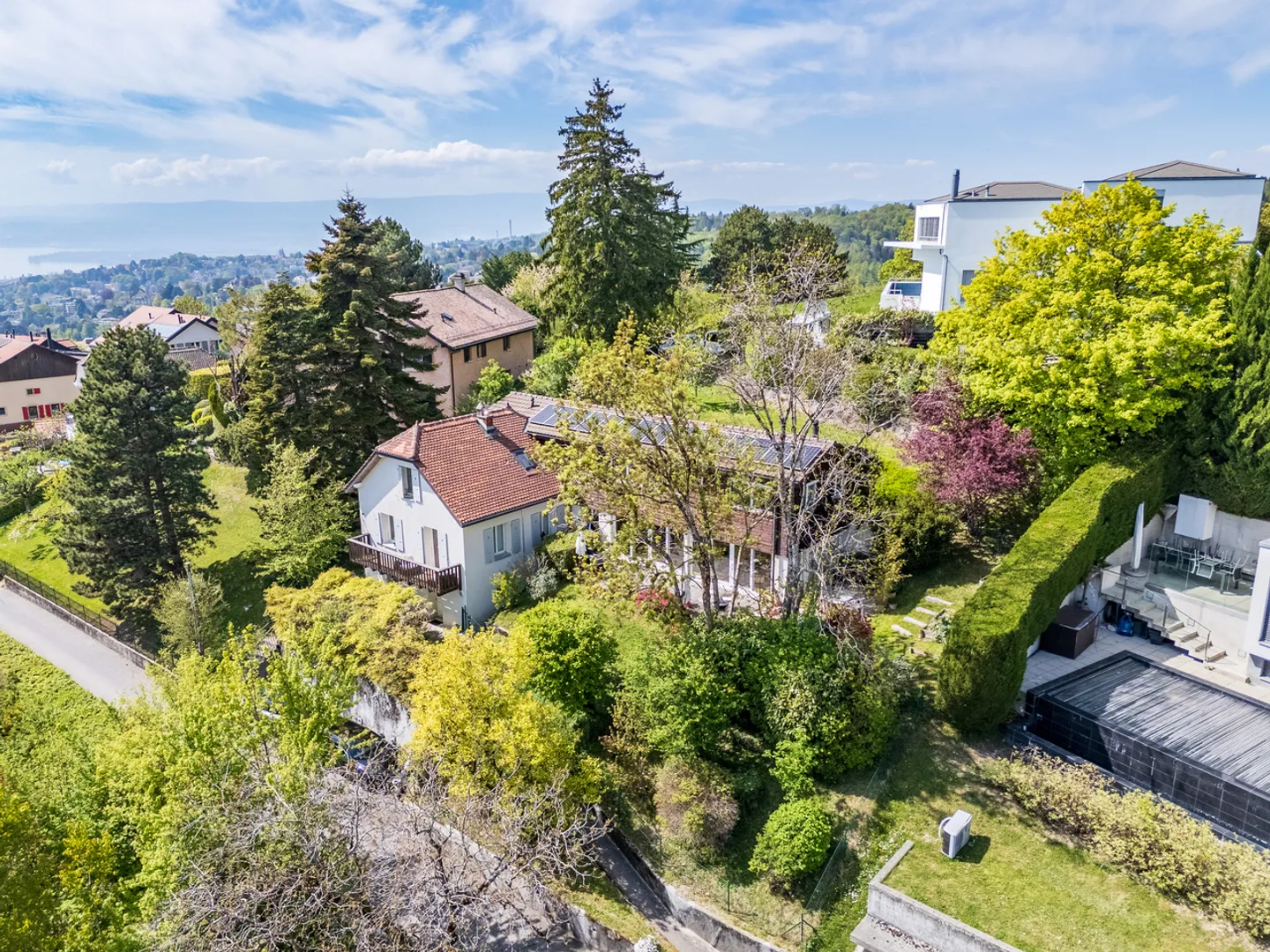 Large bright villa with lake view and rental yield - Photo 4 of 13