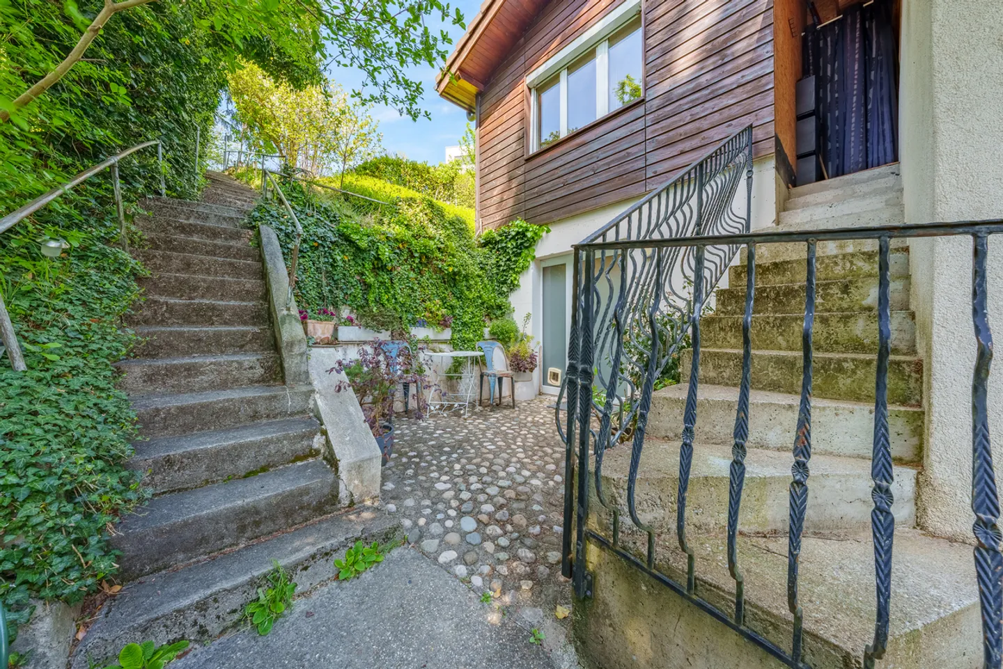 Large bright villa with lake view and rental yield - Photo 3 of 13