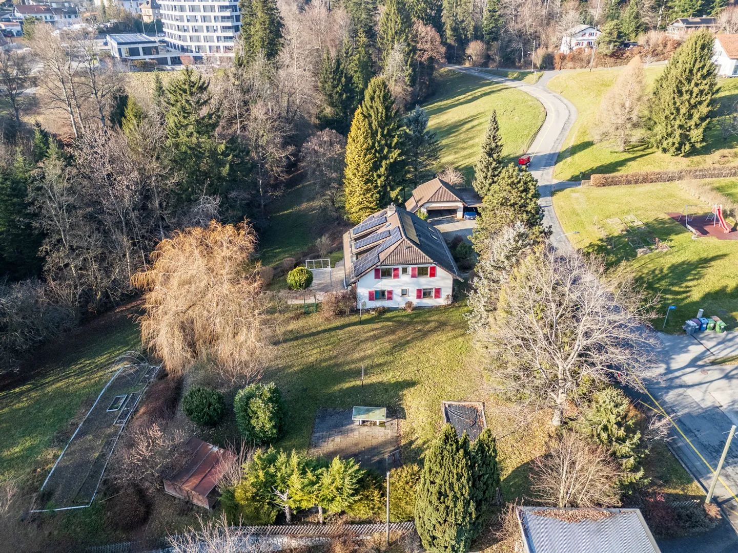 Großes Haus mit zwei Wohnungen und Erweiterungspotenzial - Foto 1 von 13