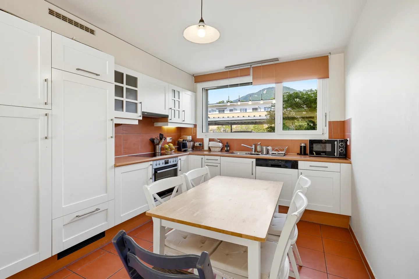 Maison mitoyenne spacieuse - Photo 2 sur 12