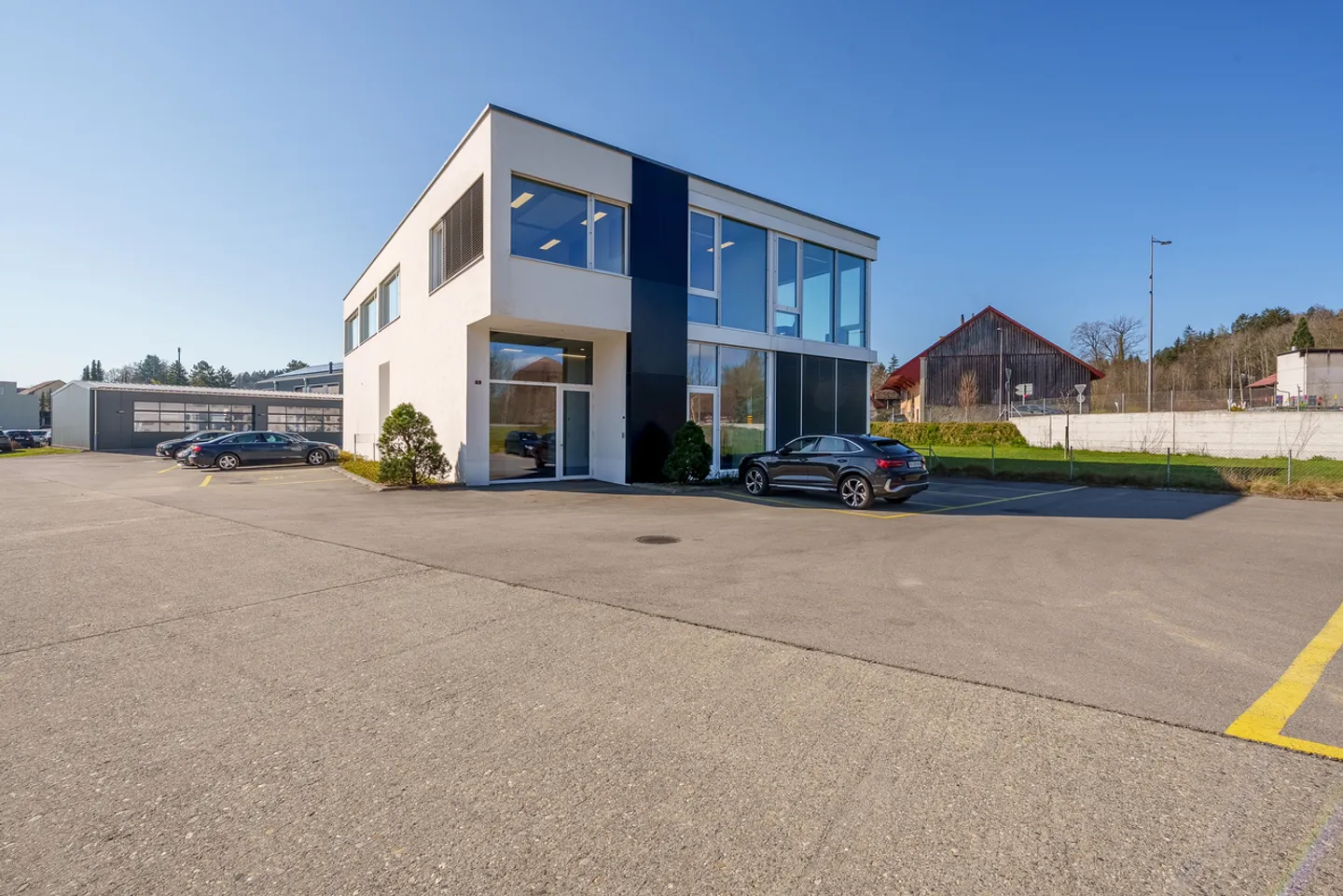 Commercial building with a yield of 5.45% - Photo 1 of 9