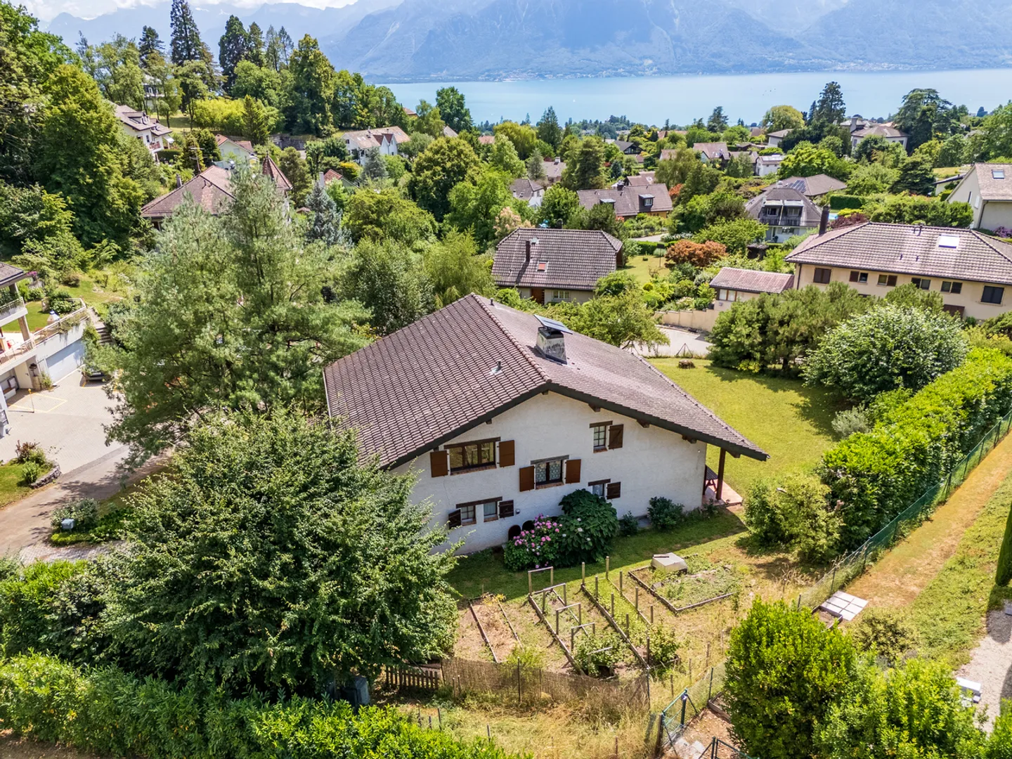 Detached house on large plot with a view of the lake - Photo 1 of 13