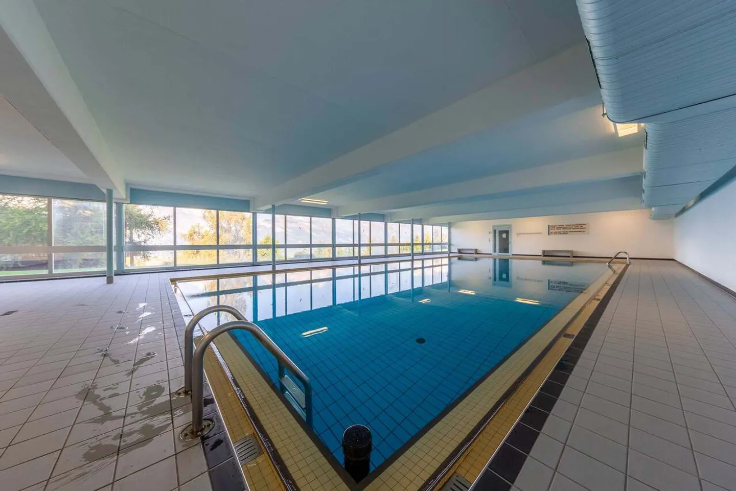 Due studi comunicanti con grande balcone e accesso alla piscina - Foto 12 di 13