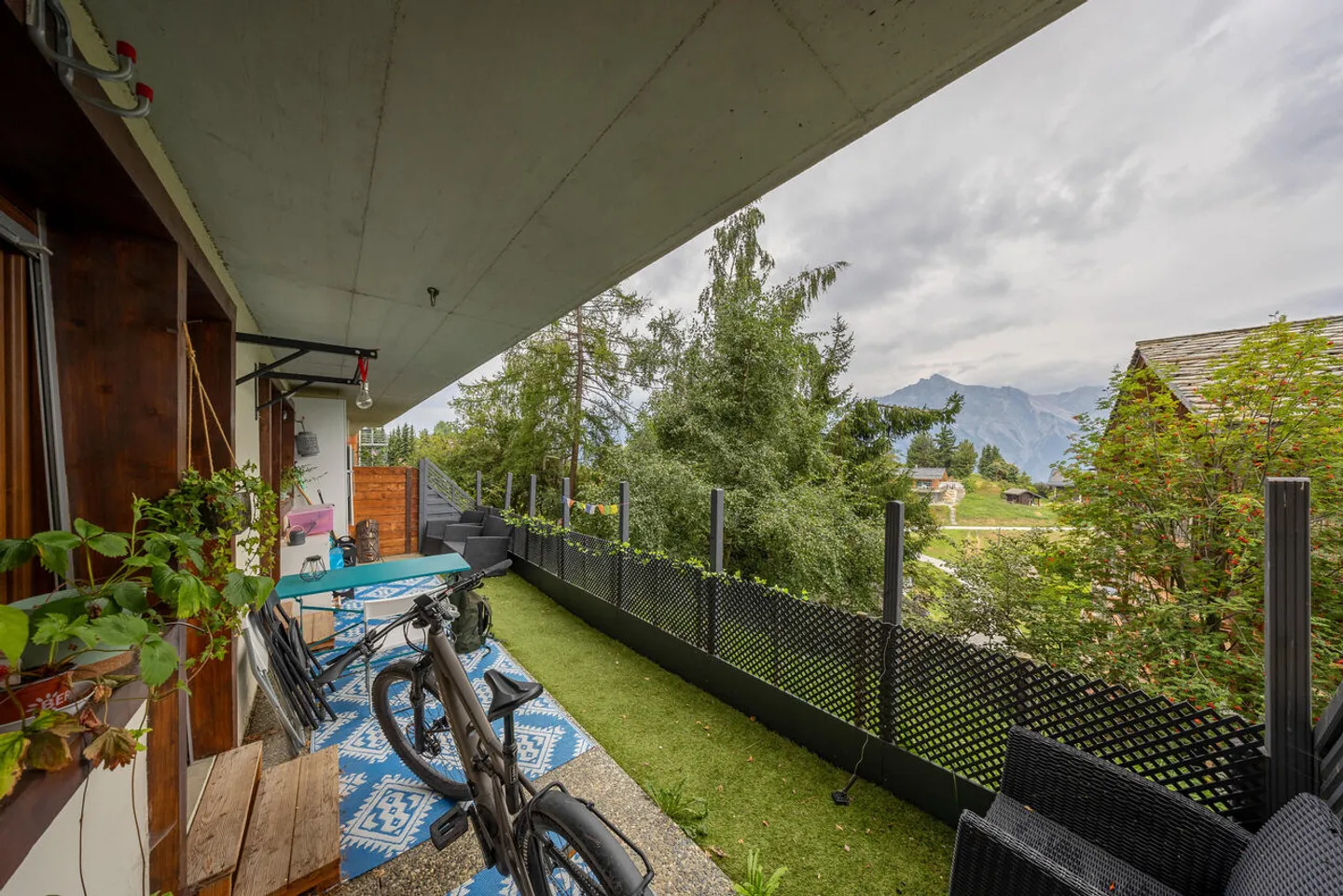 Due studi comunicanti con grande balcone e accesso alla piscina - Foto 11 di 13