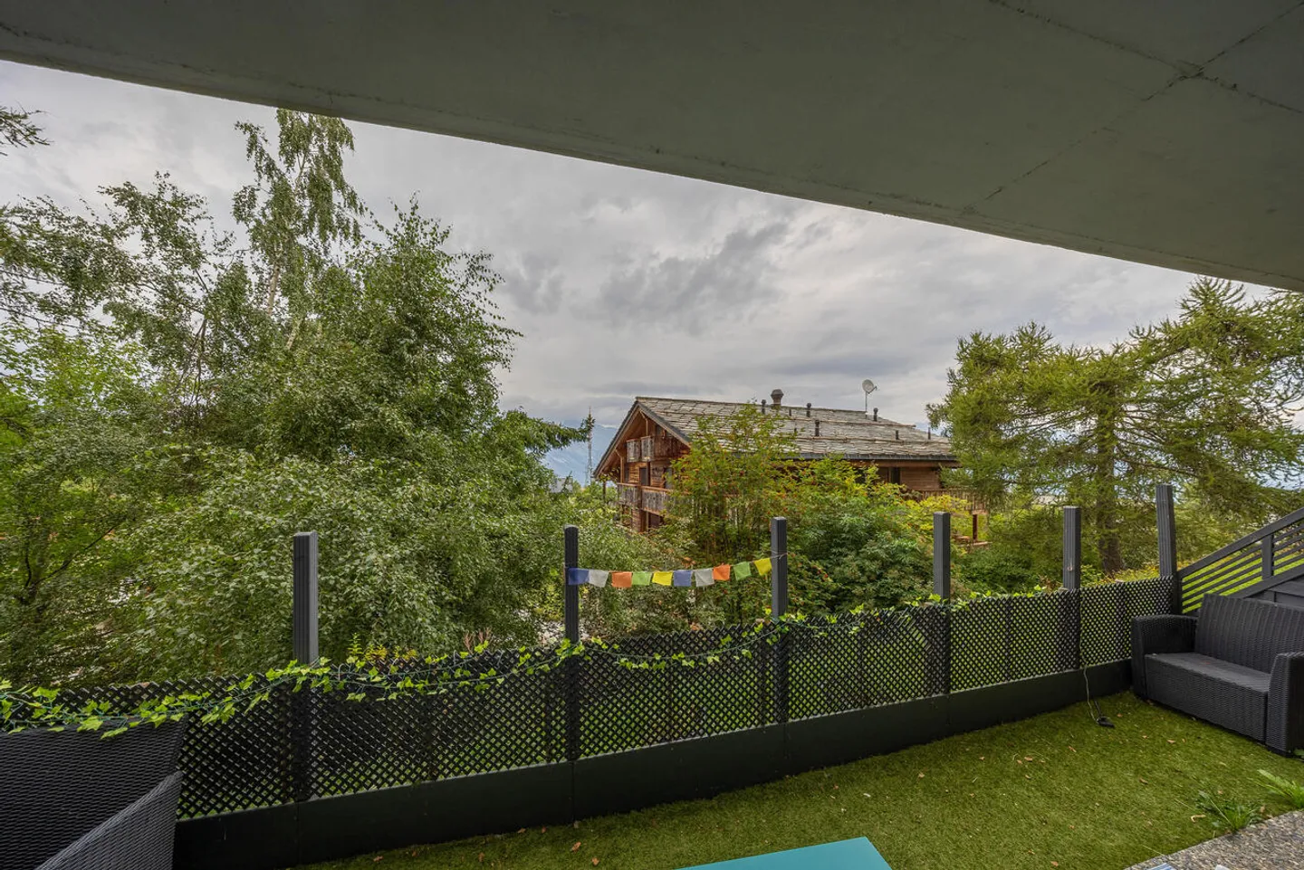 Due studi comunicanti con grande balcone e accesso alla piscina - Foto 10 di 13