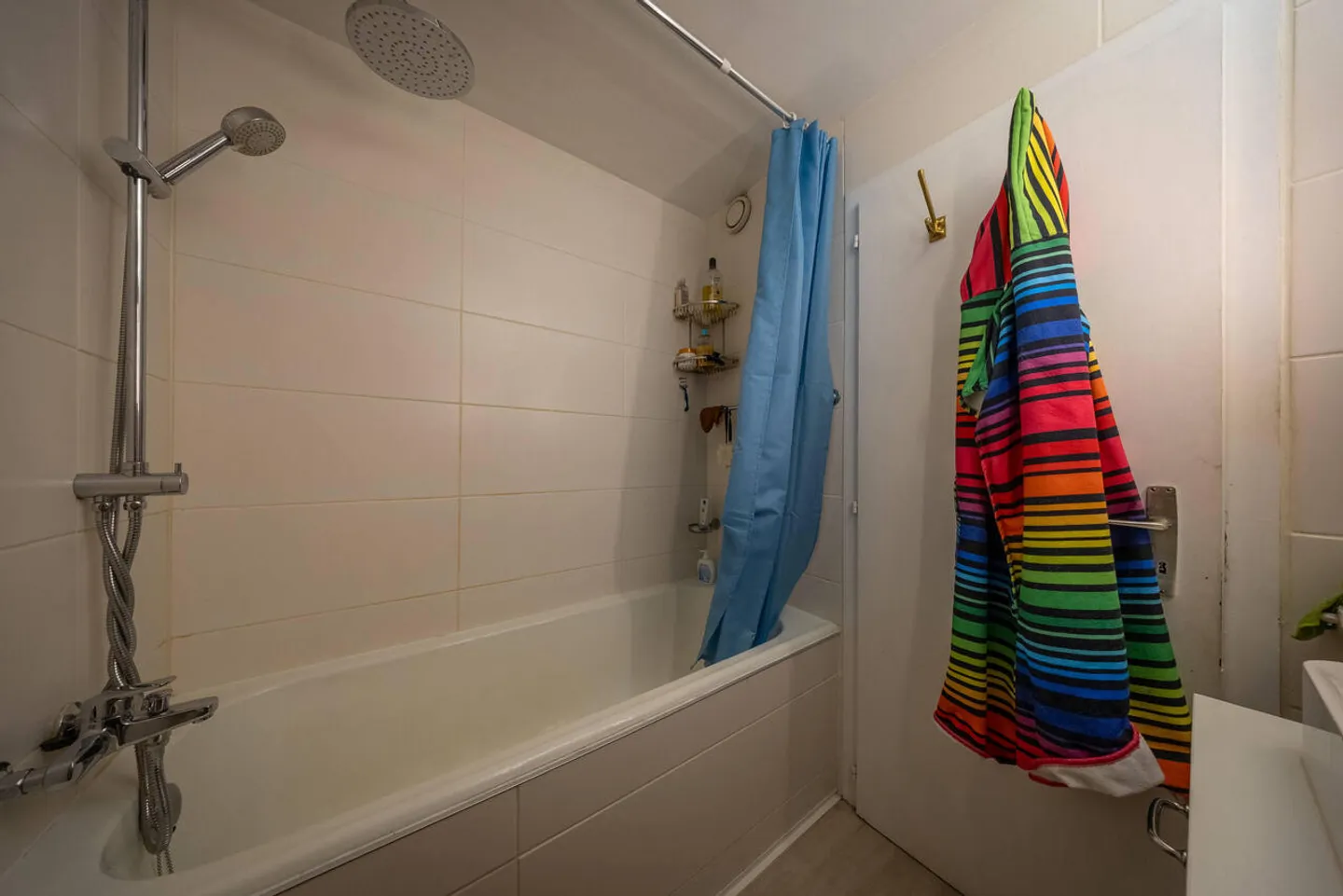 Due studi comunicanti con grande balcone e accesso alla piscina - Foto 4 di 13